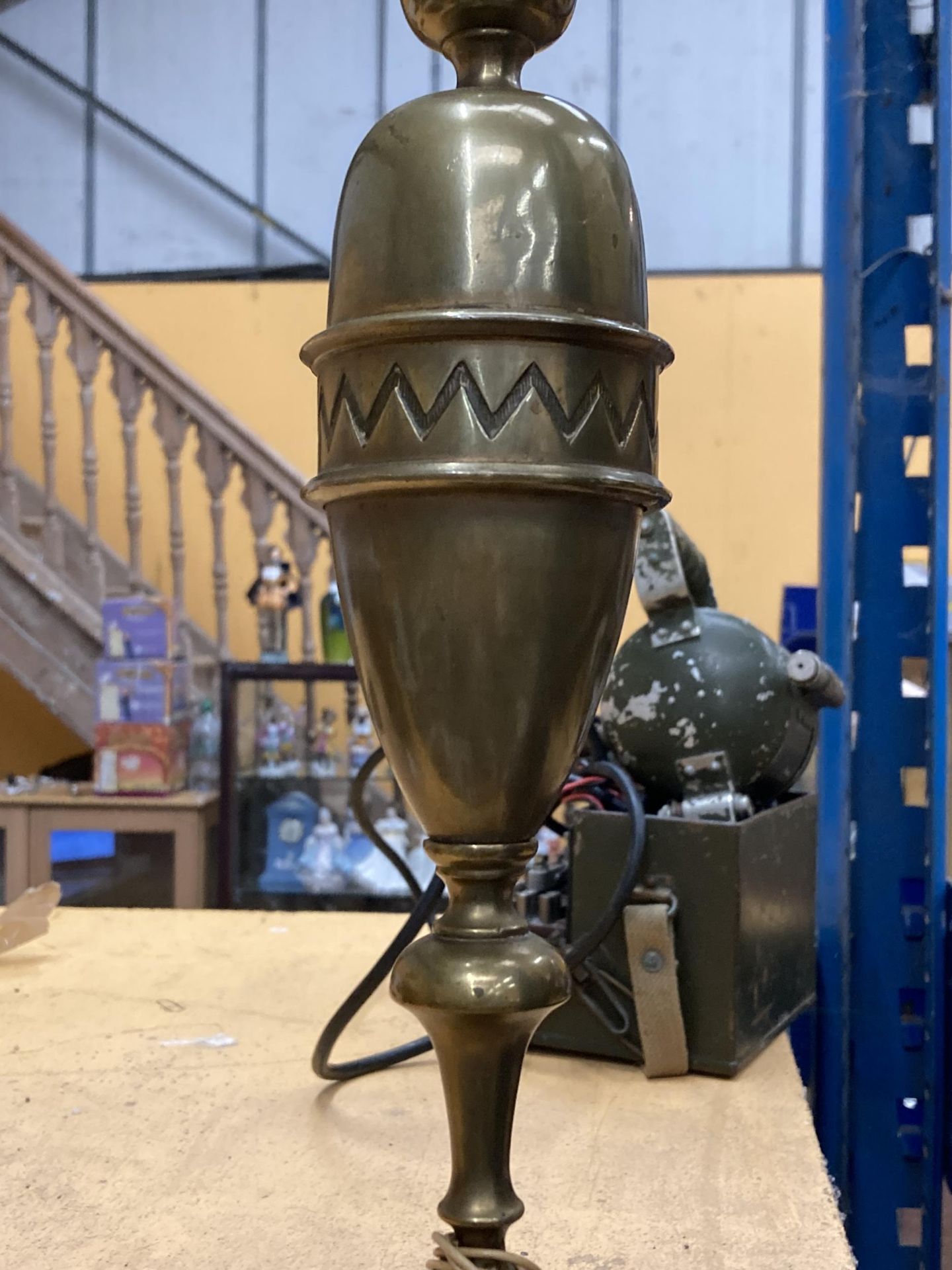 A VINTAGE ORNATE BRASS TABLE LAMP - Image 2 of 4