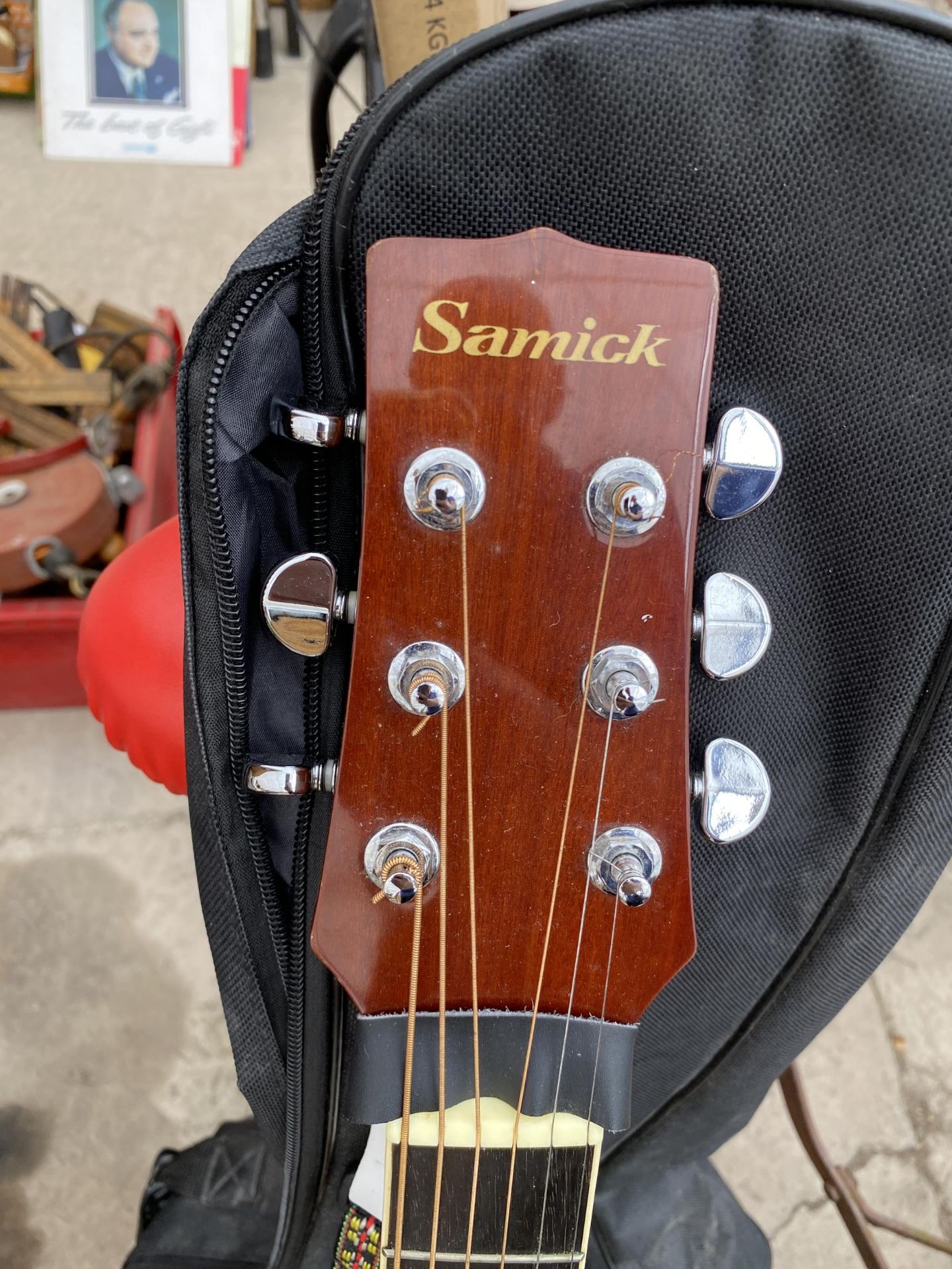 A SAMICK LW-028 GSA ACOUSTIC GUITAR WITH CARRY CASE - Image 2 of 4