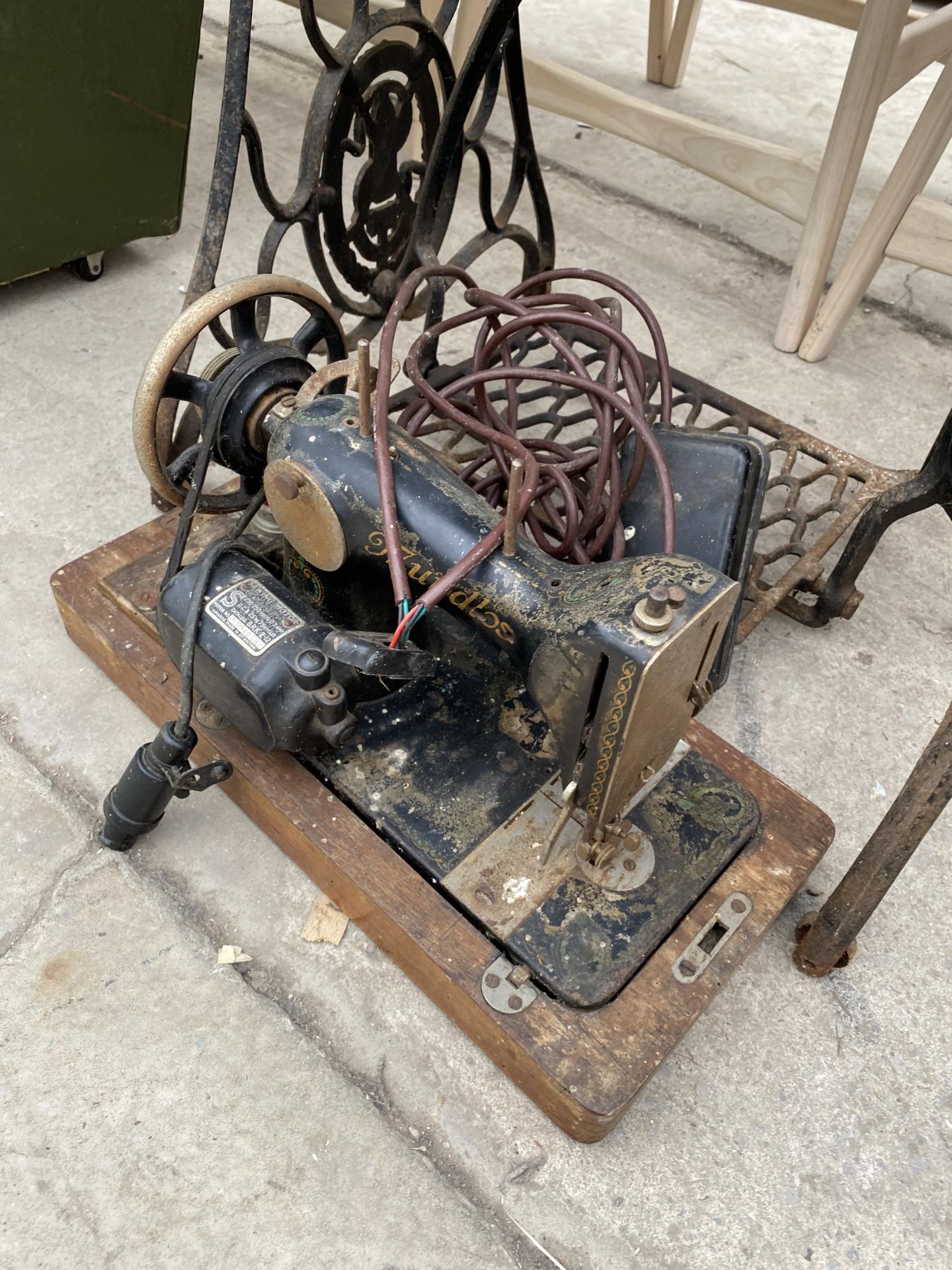 A SINGER TREADLE SEWING MACHINE, NUMBER R604055 AND MUNDLOS (77) SEWING MACHINE WITH SIMANCO - Image 4 of 4