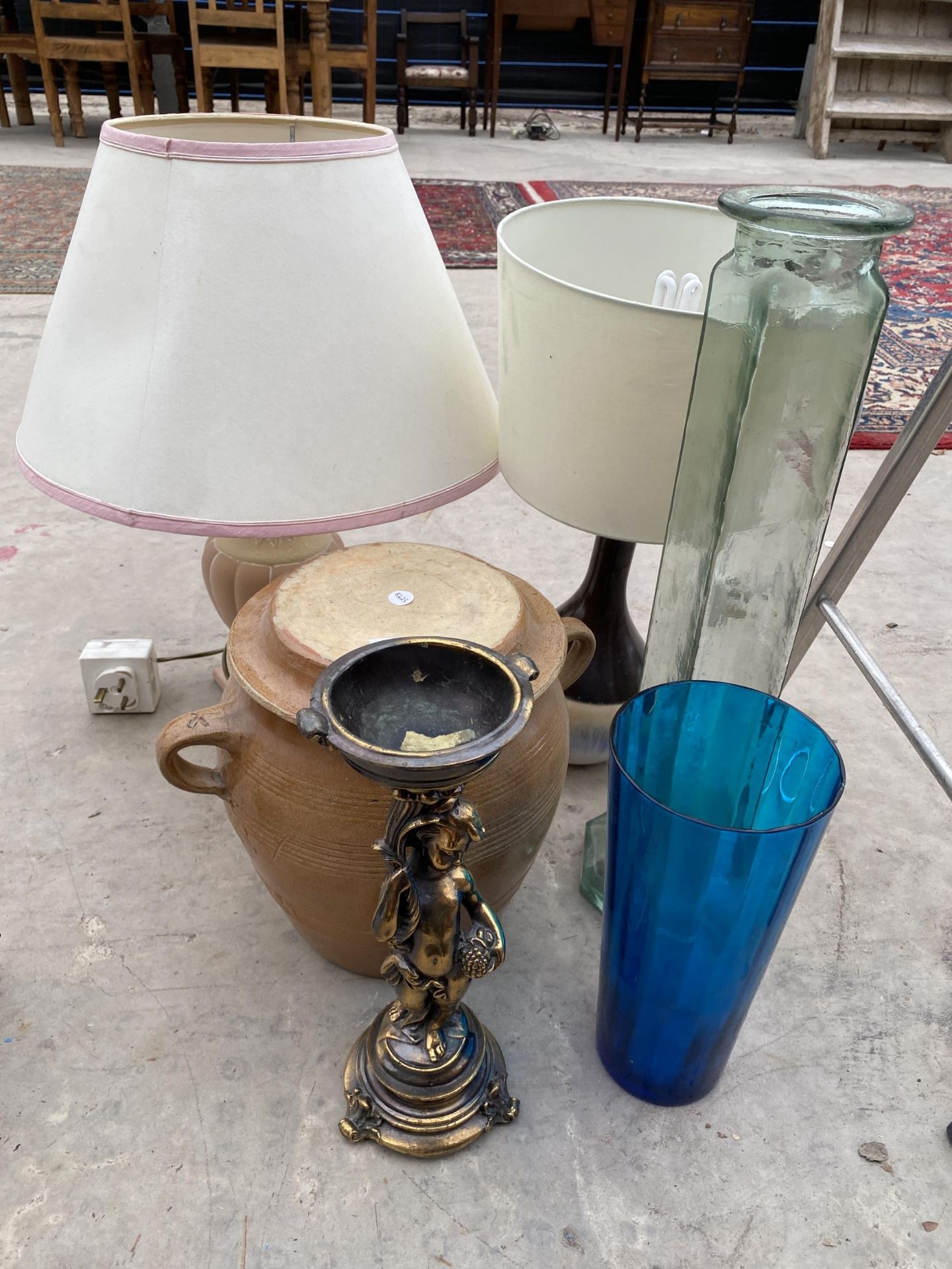 AN ASSORTMENT OF ITEMS TO INCLUDE LAMPS AND VASES ETC