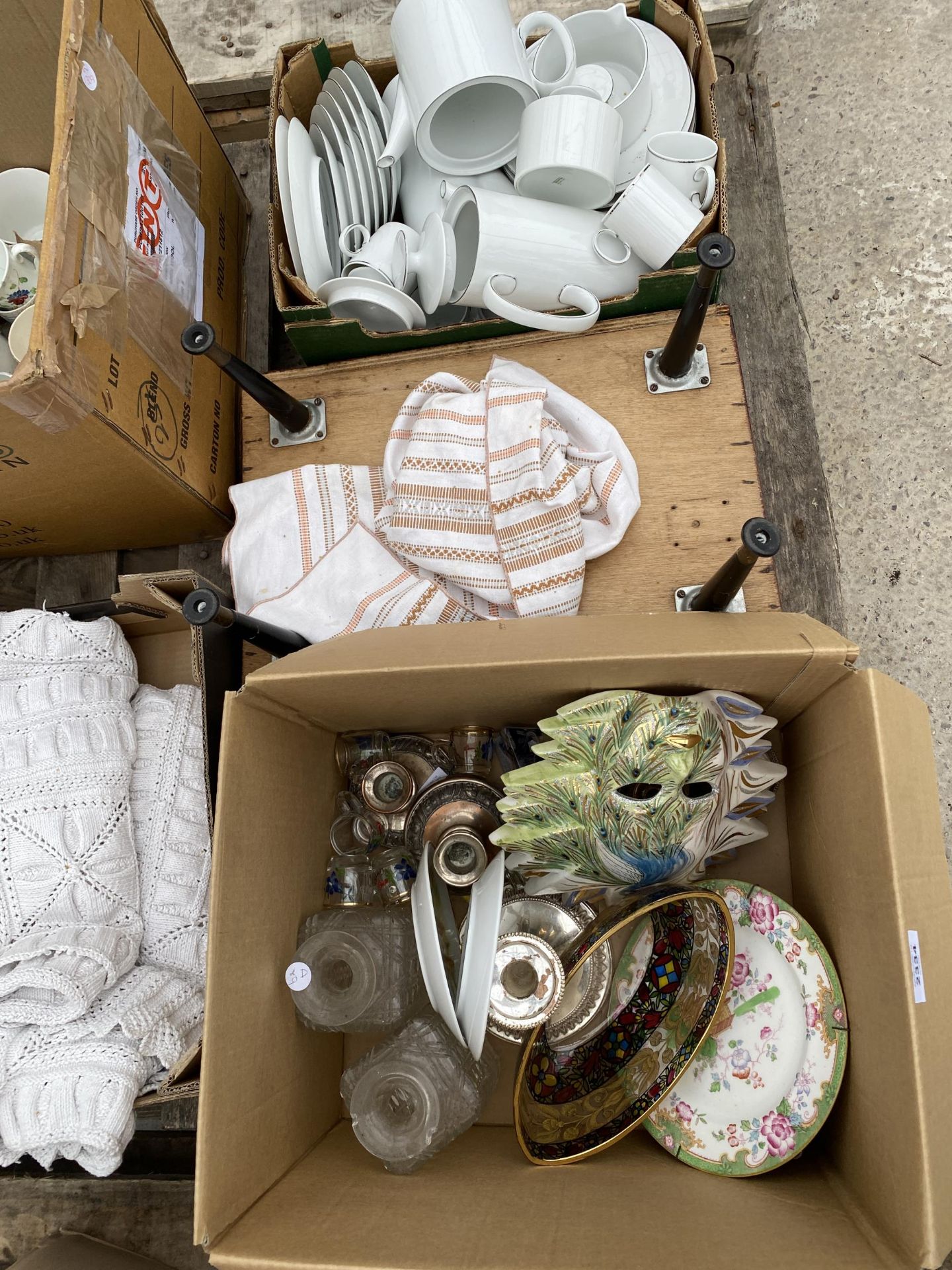 AN ASSORTMENT OF HOUSEHOLD CLEARANCE ITEMS TO INCLUDE CERAMICS AND GLASS WARE ETC - Bild 3 aus 3