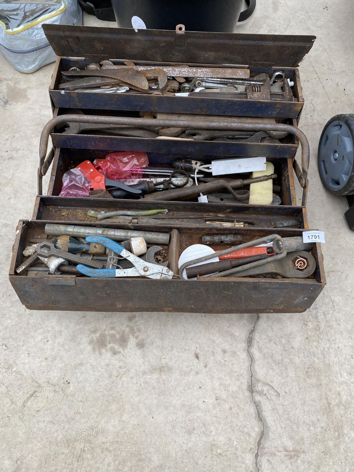 A METAL TOOL BOX WITH AN ASSORTMENT OF TOOLS TO INCLUDE SPANNERS AND SOCKETS ETC