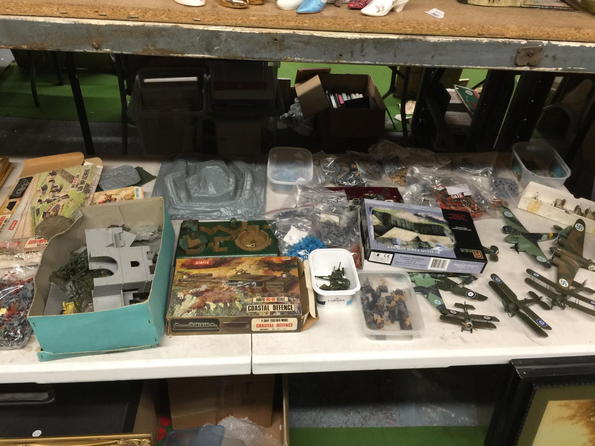 A LARGE GROUP OF ARMY RELATED TOYS, MODEL PLANES ETC