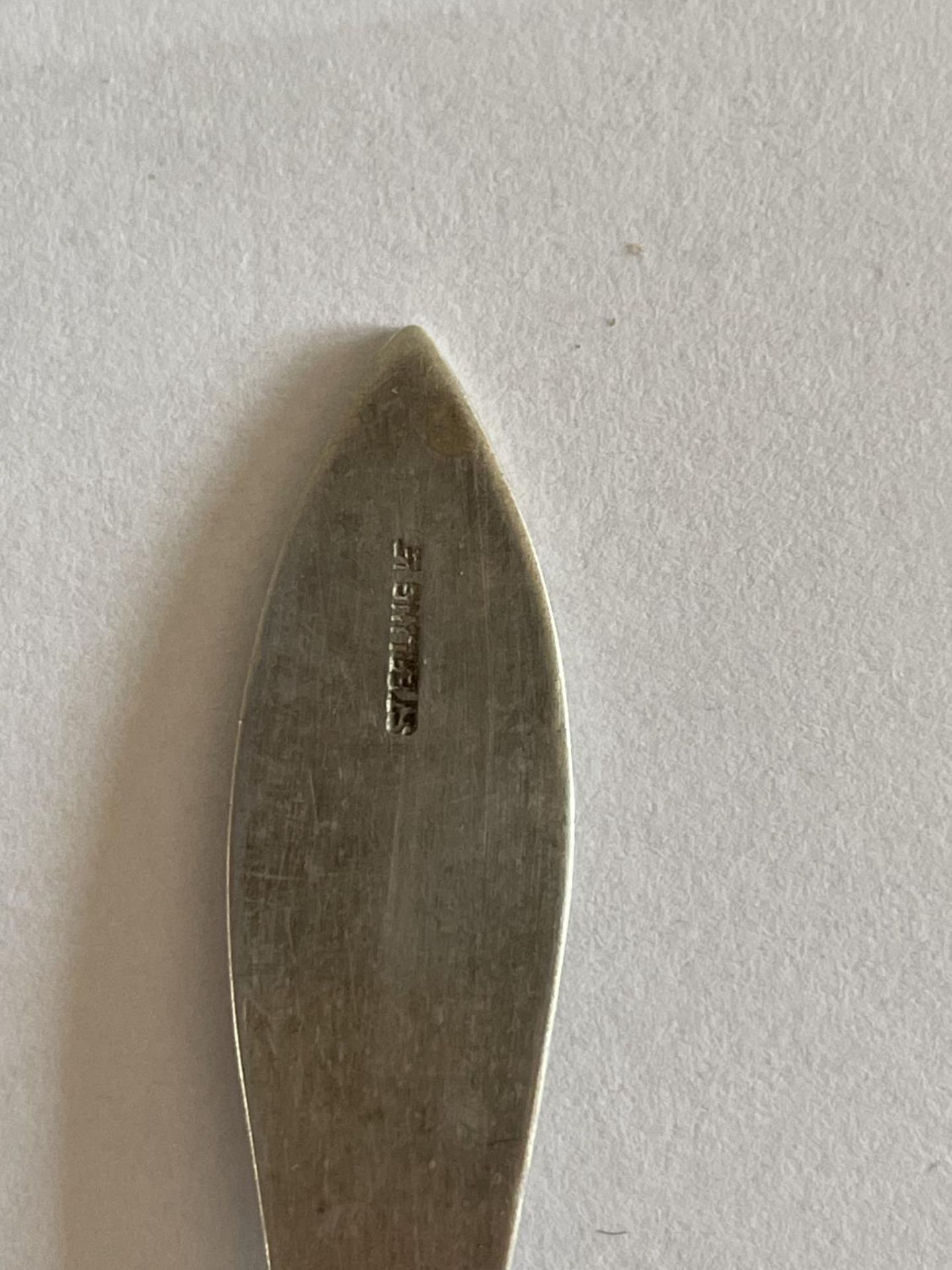 A HALLMARKED BIRMINGHAM SILVER NAPKIN RING AND A MARKED STERLING SPOON - Image 3 of 4
