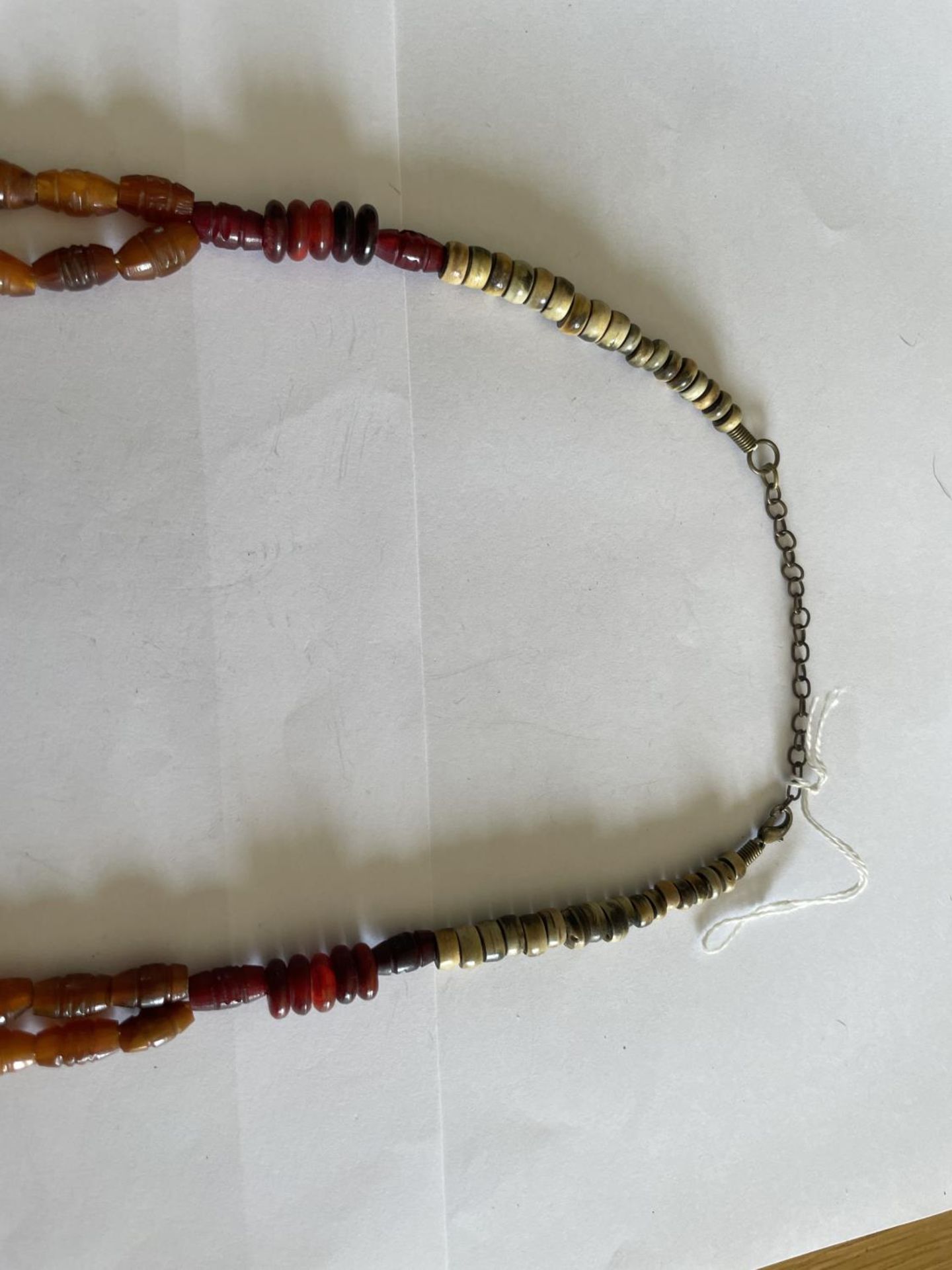 AN AMBER AND BEAD NECKLACE - Image 3 of 4