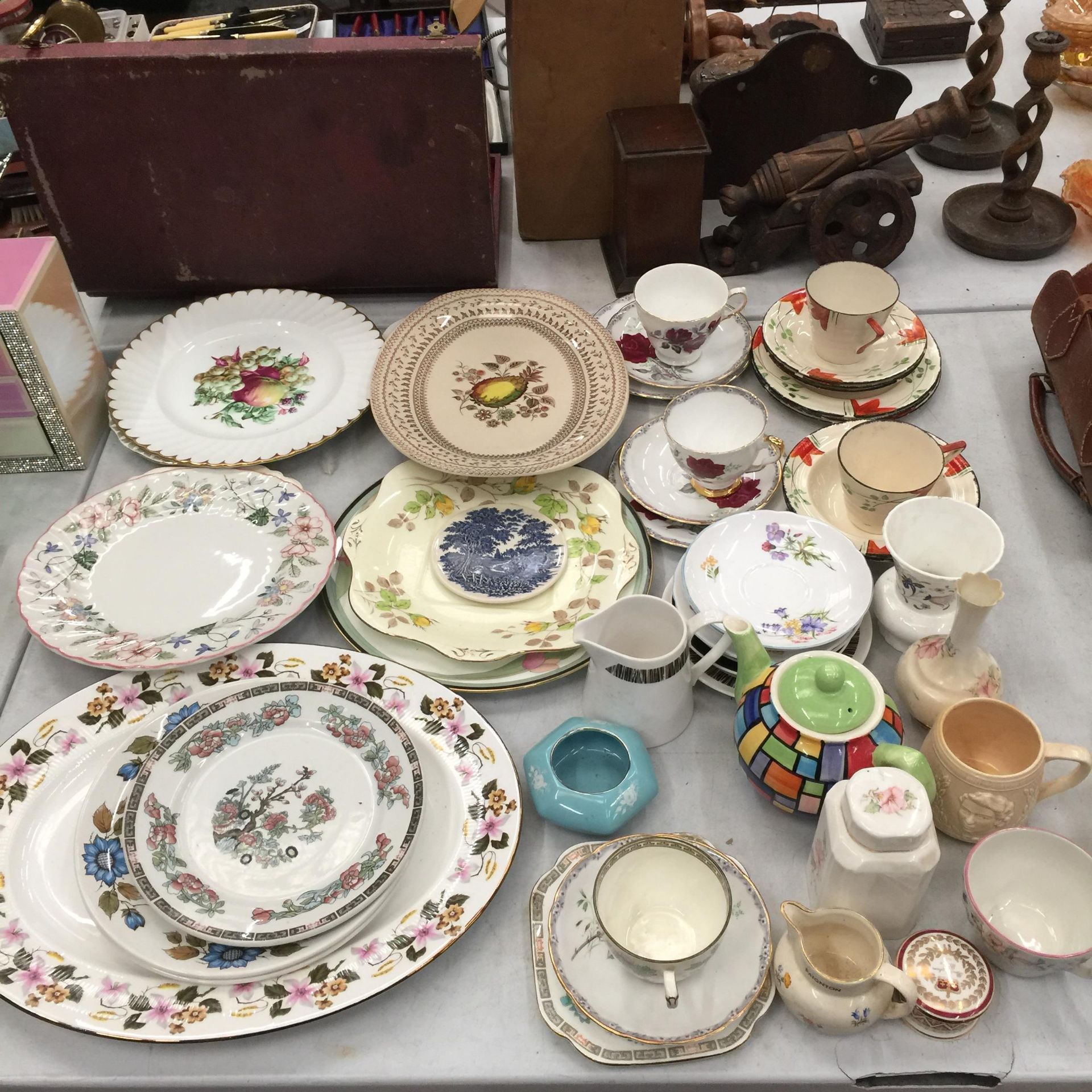 A LARGE QUANTITY OF VINTAGE PLATES, CUPS, SAUCERS, ETC TO INCLUDE ROYAL STAFFORD, SHELLEY SAUCERS,