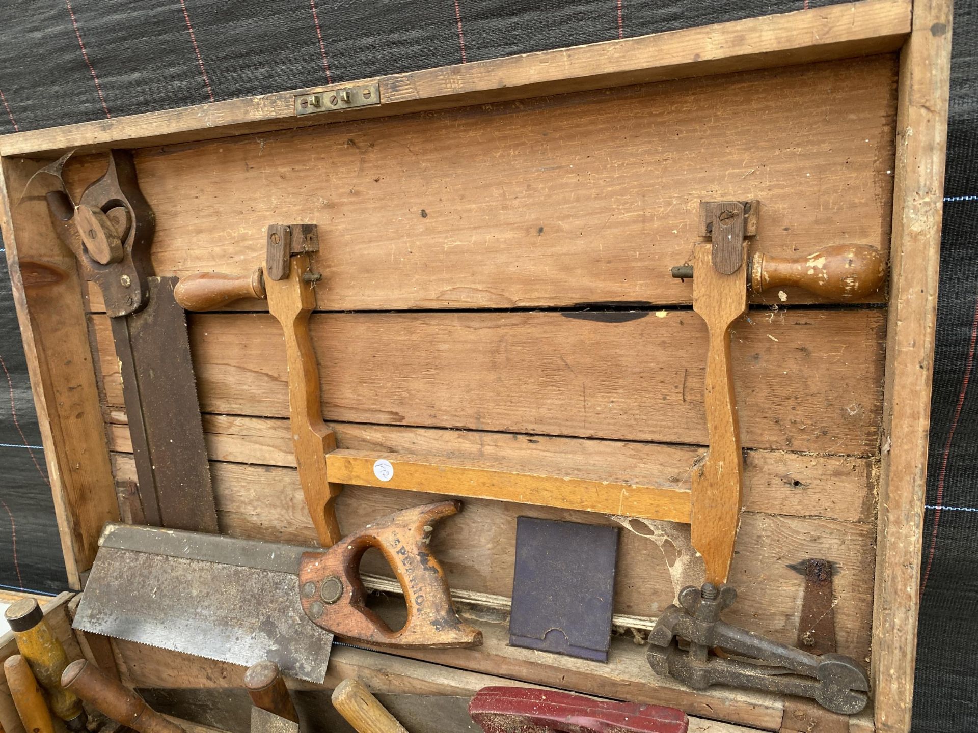 A LARGE VINTAGE WOODEN JOINERS CHEST TO INCLUDE AN ASSORTMENT OF TOOLS TO INCLUDE WOOD PLANES, - Image 3 of 10