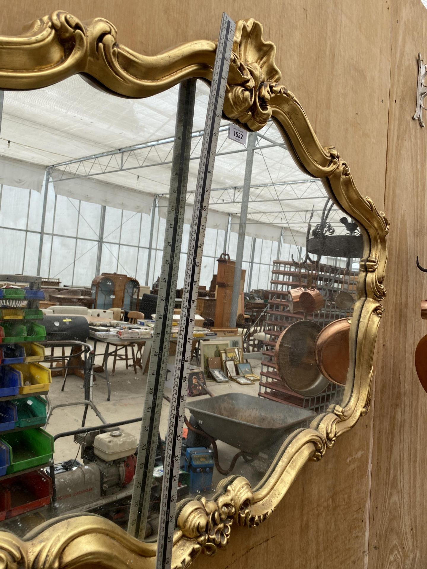 AN ORNATE GILT FRAMED WALL MIRROR - Image 3 of 4