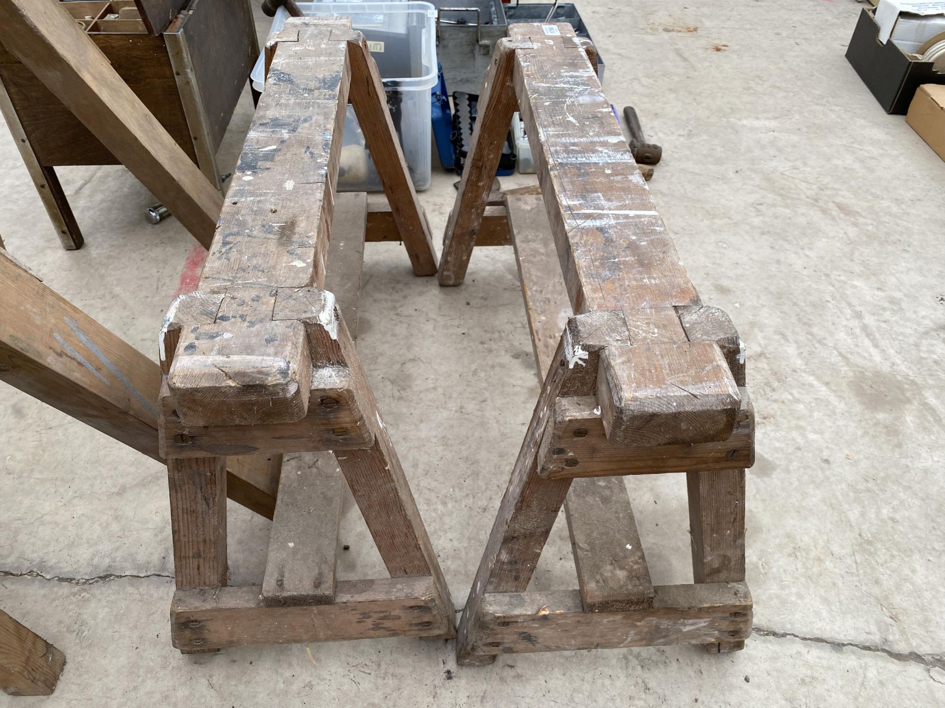 TWO VINTAGE WOODEN BUILDERS TRESTLES - Bild 2 aus 2