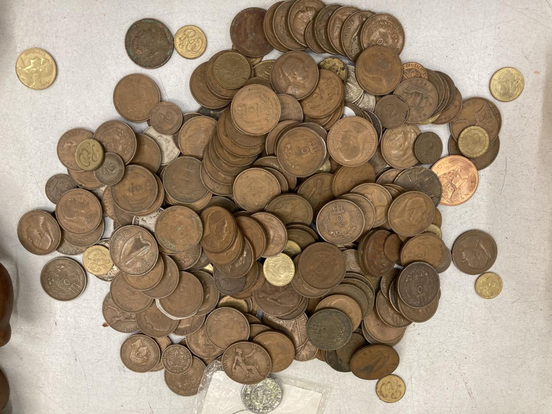 A LARGE QUANTITY OF VINTAGE COINS TO INCLUDE BRITISH AND FOREIGN - Image 2 of 3