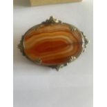 A PINCH BECK BROOCH WITH A LARGE AGATE STONE IN A PRESENTATION BOX