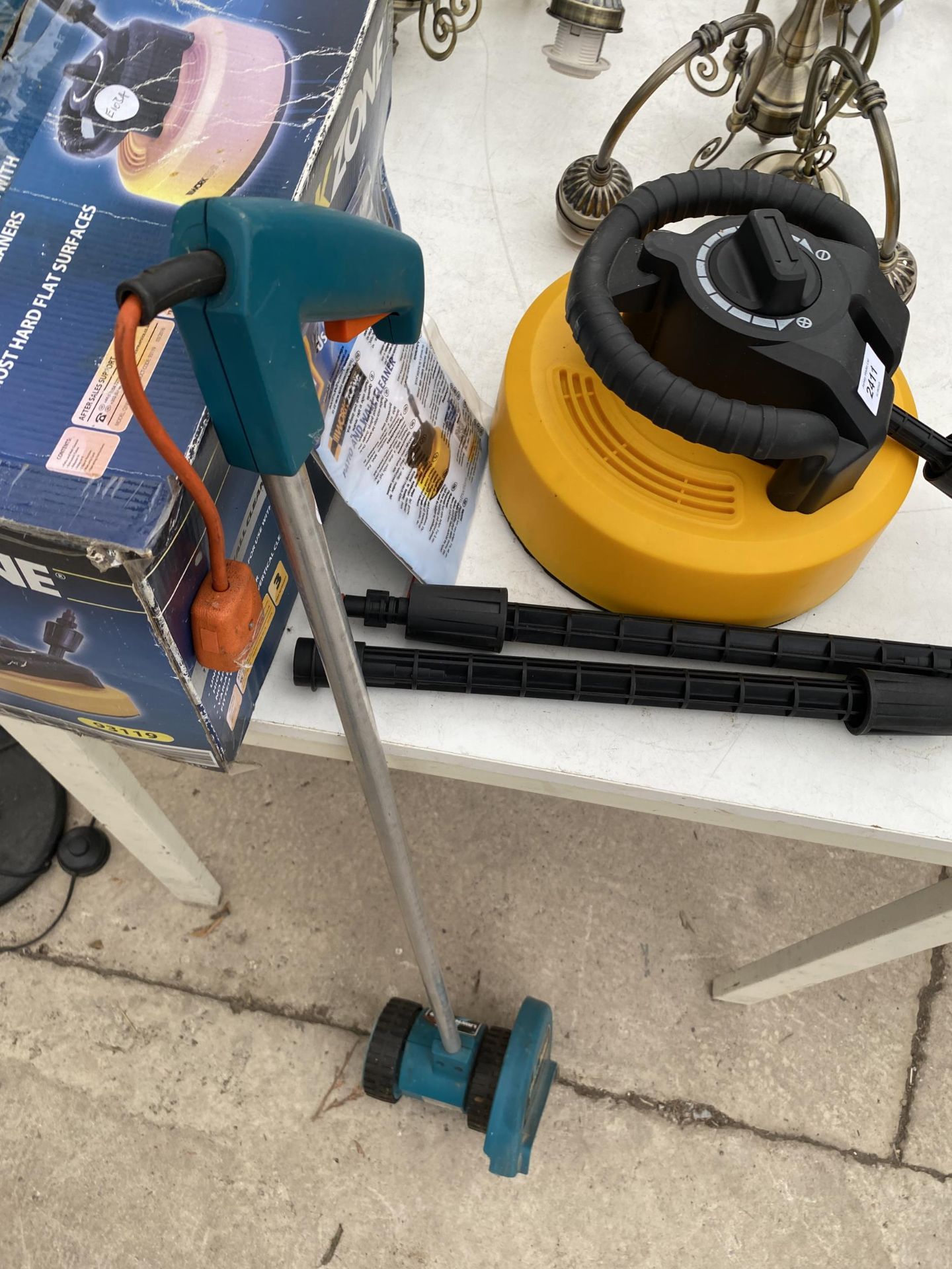 A WORKZONE PATIO AND WALL CLEANER PRESSURE WASHER ATTATCHMENT AND A BLACK AND DECKER LAWN EDGER - Bild 3 aus 4