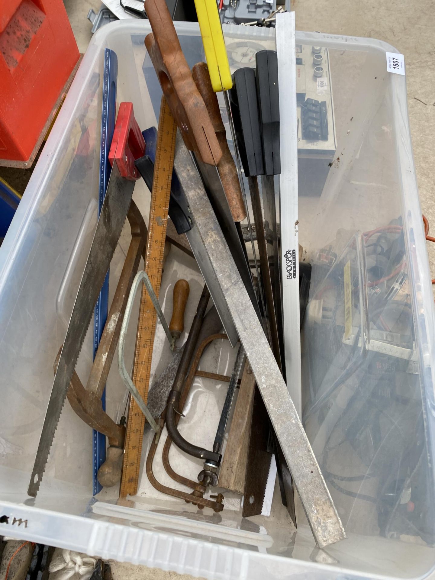 AN ASSORTMENT OF TOOLS TO INCLUDE A BOSCH ELECTRIC JIGSAW, A RIP SAW AND SPIRIT LEVELS ETC - Image 3 of 3