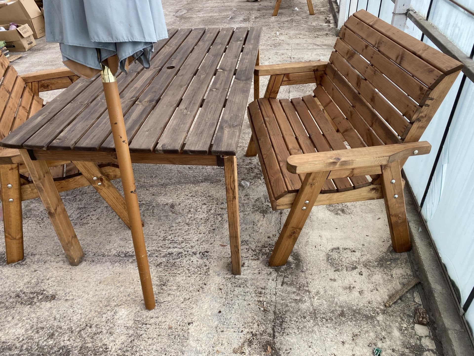 AN AS NEW EX DISPLAY CHARLES TAYLOR GARDEN TABLE, A PAIR OF TWO SEATER BENCHES AND A PARASOL *PLEASE - Bild 3 aus 3