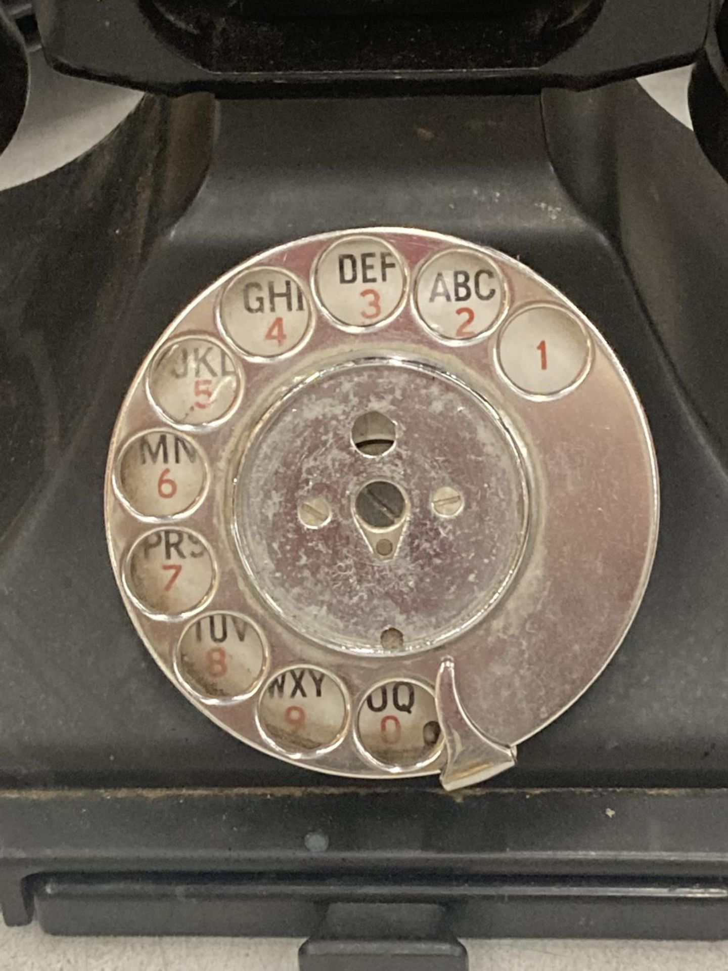 A VINTAGE BAKELITE TELEPHONE WITH DRAWER - Image 2 of 4