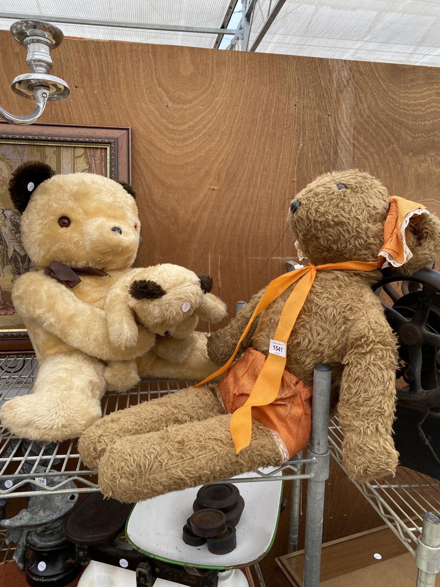 THREE VARIOUS VINTAGE TEDDY BEARS