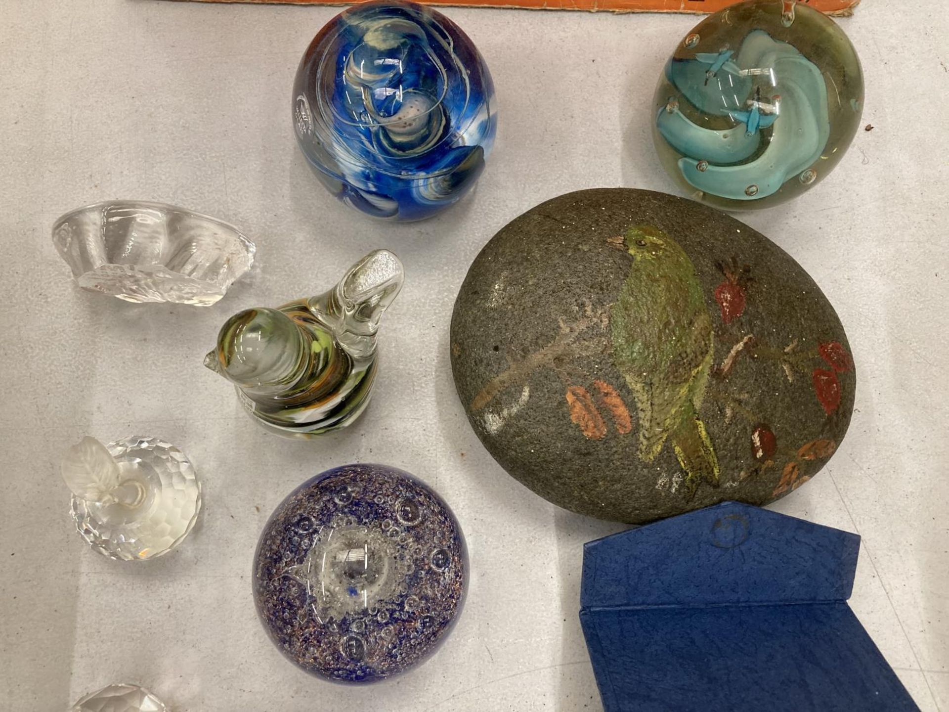 A LARGE COLLECTION OF GLASSWARE PAPERWEIGHTS TO INCLUDE A MDINA BIRD, ETC - 20 IN TOTAL - Image 3 of 4