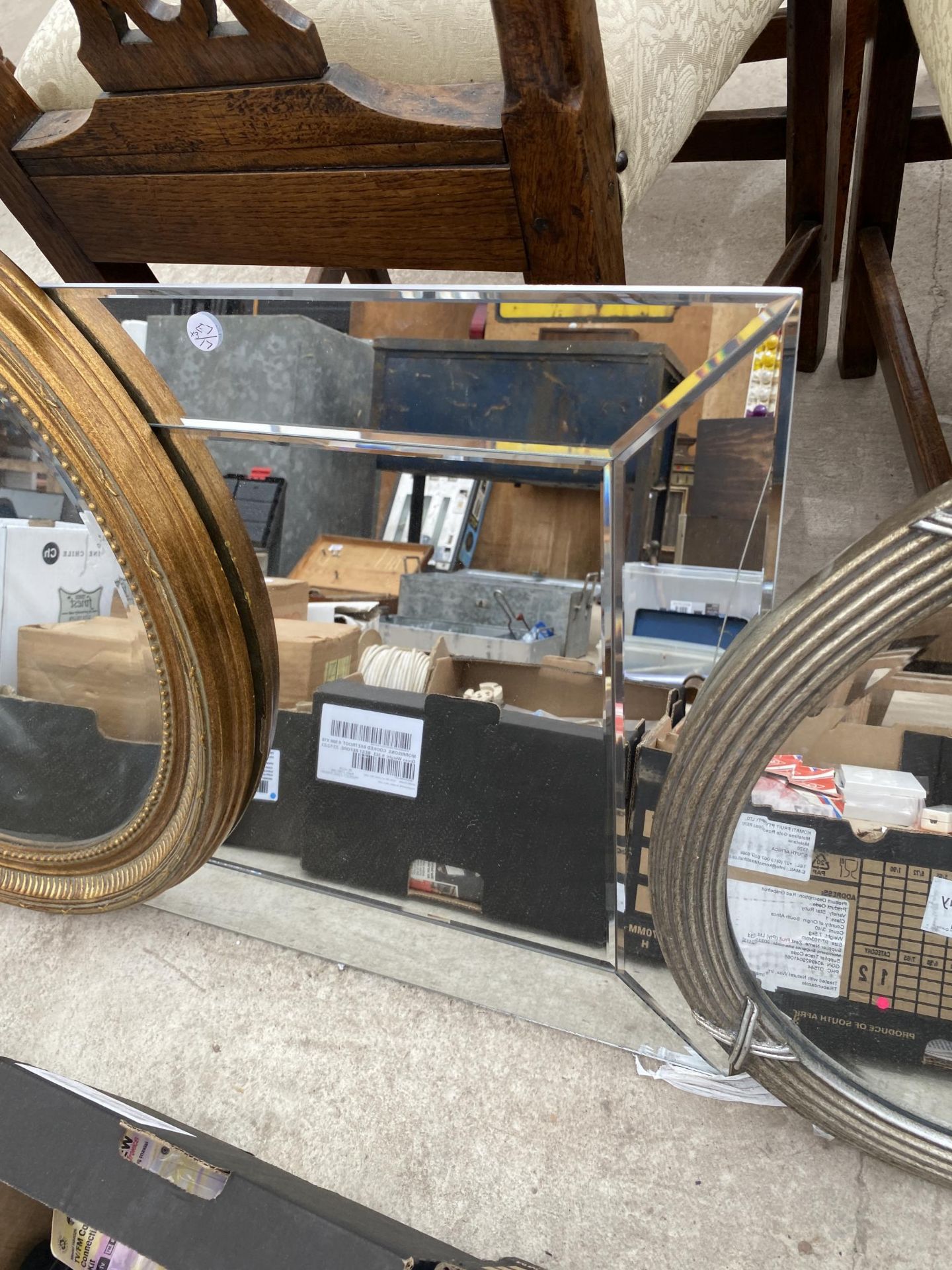 THREE VARIOUS WALL MIRRORS TO INCLUDE A DECORATIVE GILT FRAMED BEVELED EDGE CIRCULAR MIRROR - Image 3 of 4