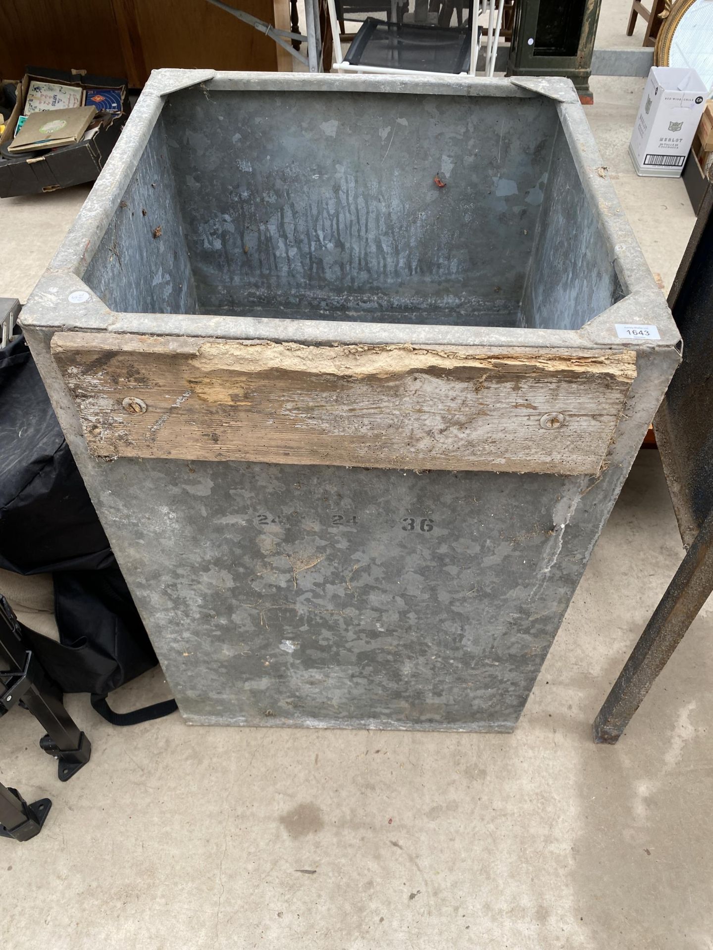 A LARGE GALVANISED TANK PLANTER (61CM x 61CM x 92CM)