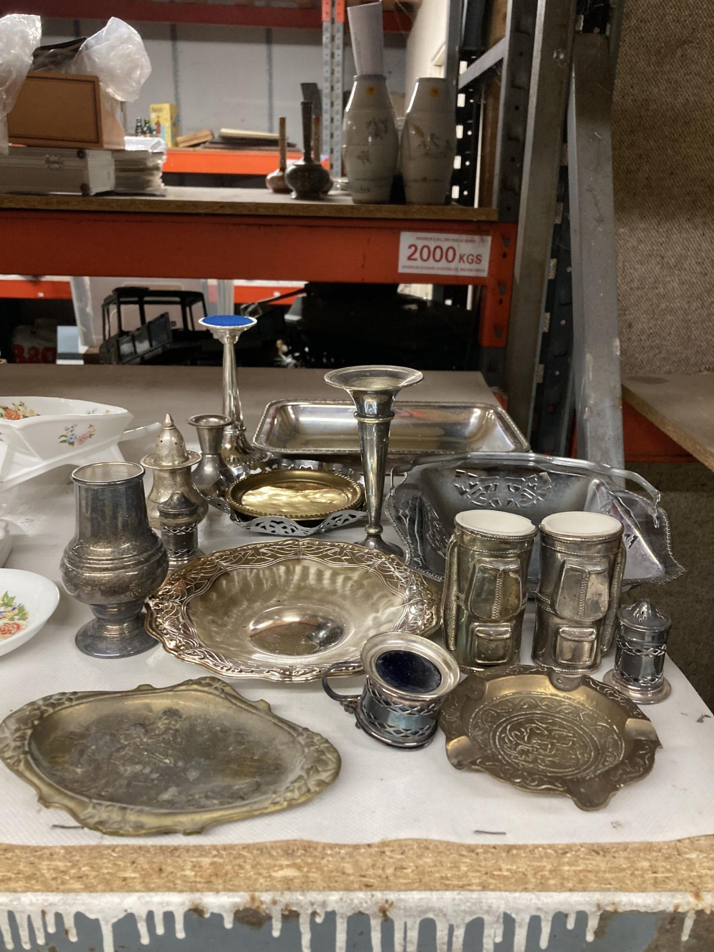 A GROUP OF SILVER PLATED ITEMS, WALKER AND HALL, VINERS, BRASS ASHTRAY ETC