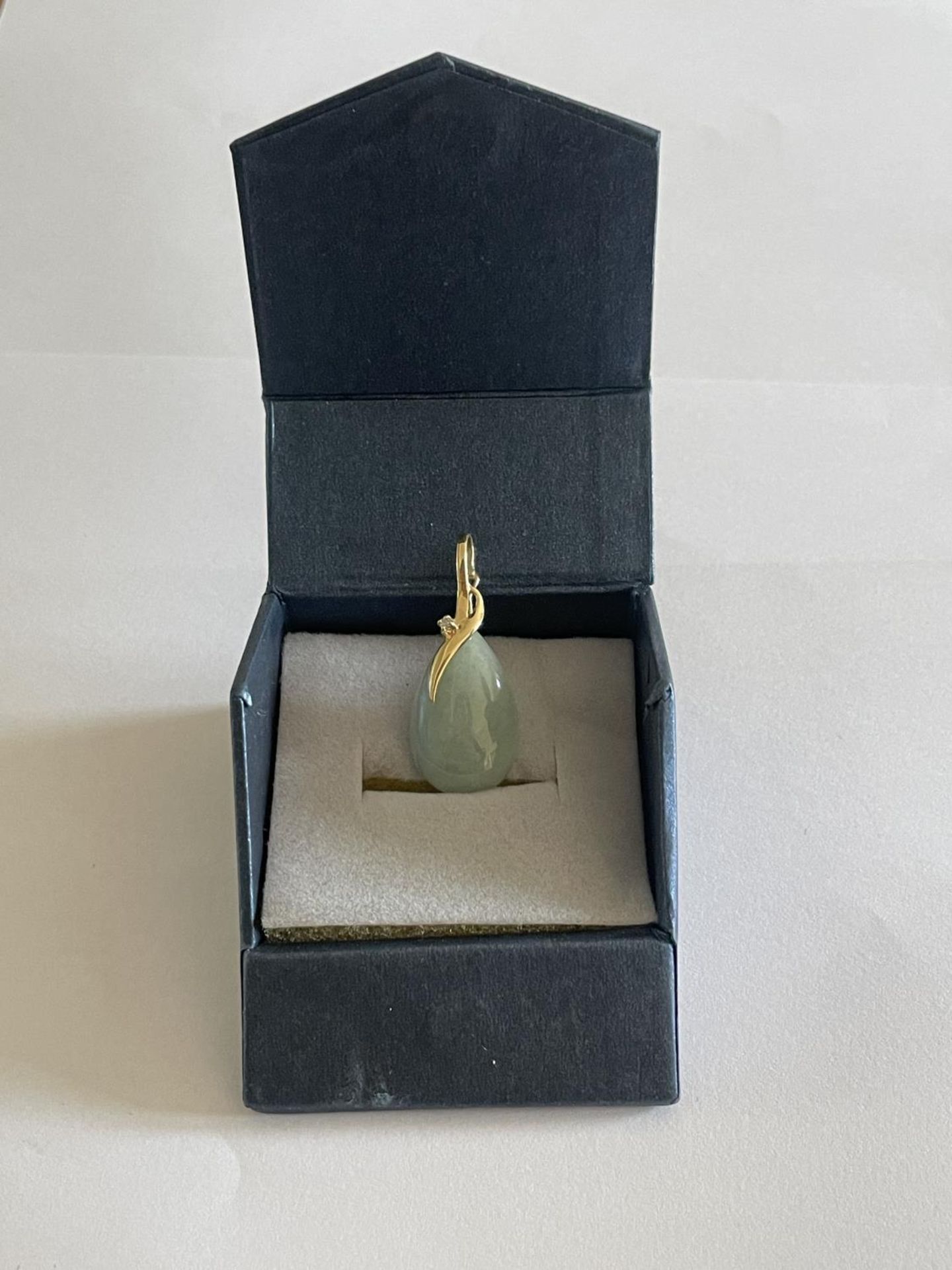 A 14 CARAT GOLD AND JADE PENDANT IN A PRESENTATION BOX - Image 3 of 3