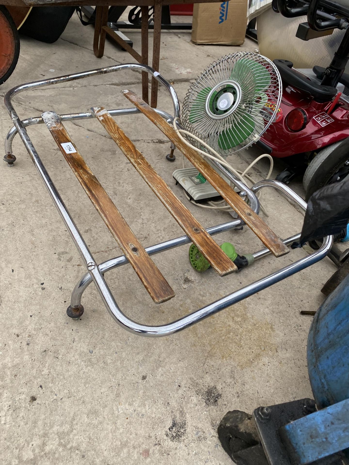 A VINTAGE VEHICLE RACK (BELIEVED TO FIT AN MG MIDGET) AND A DESK FAN - Image 2 of 2