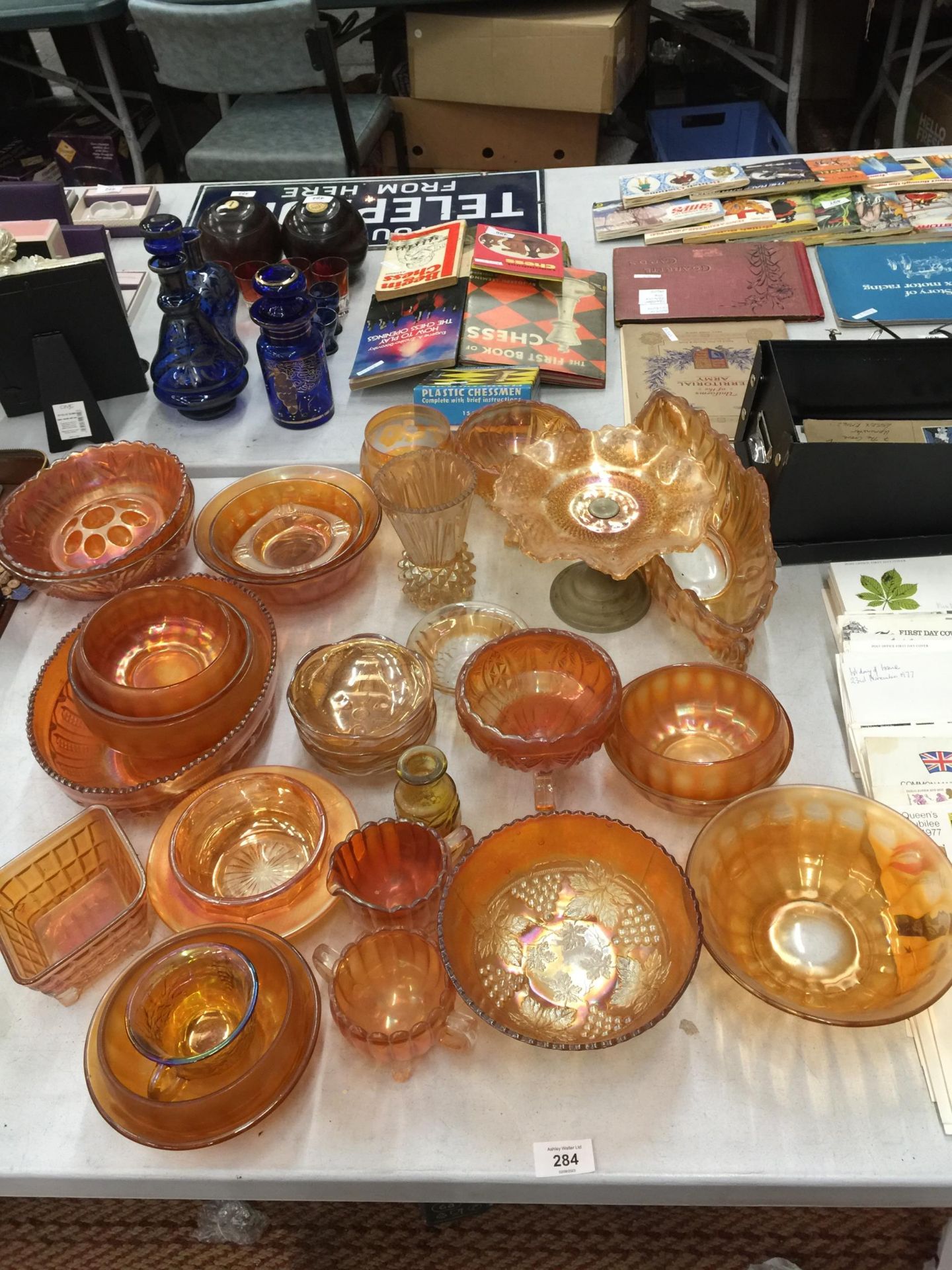 A LARGE QUANTITY OF AMBER AND CARNIVAL GLASS TO INCLUDE BOWLS AND VASES, ETC