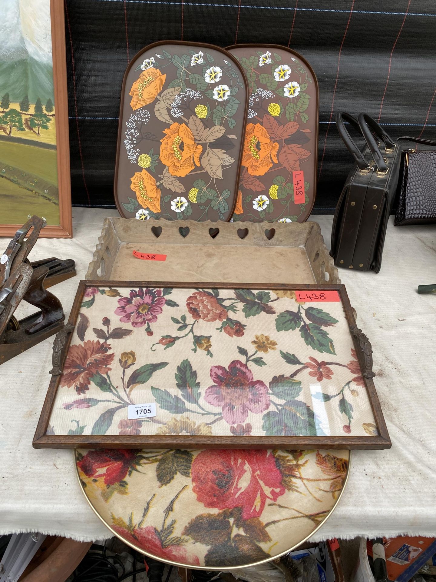 AN ASSORTMENT OF VINTAGE AND RETRO TRAYS