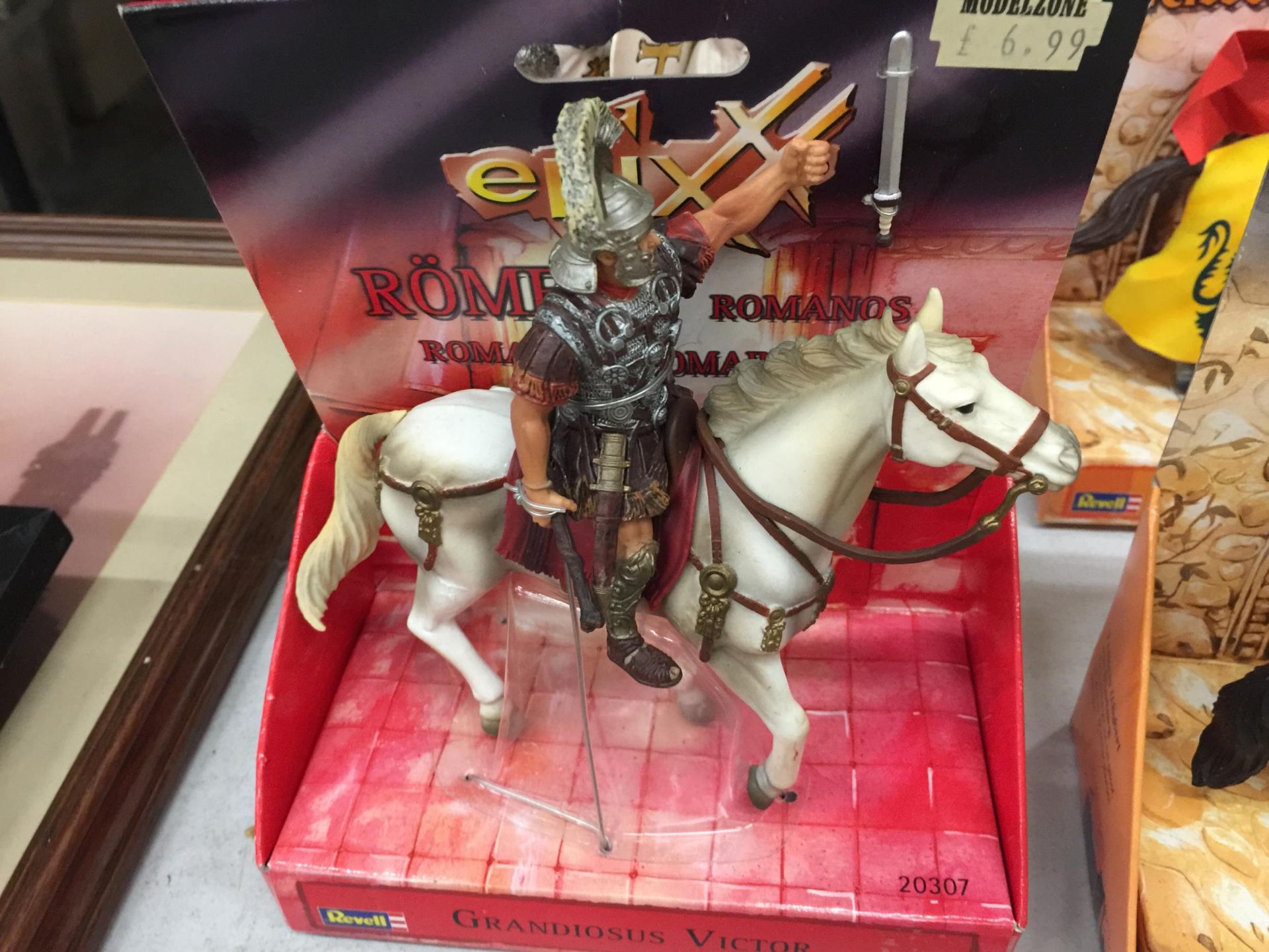 A GROUP OF KNIGHTS TOYS AND LOOSE EXAMPLES - Image 3 of 5