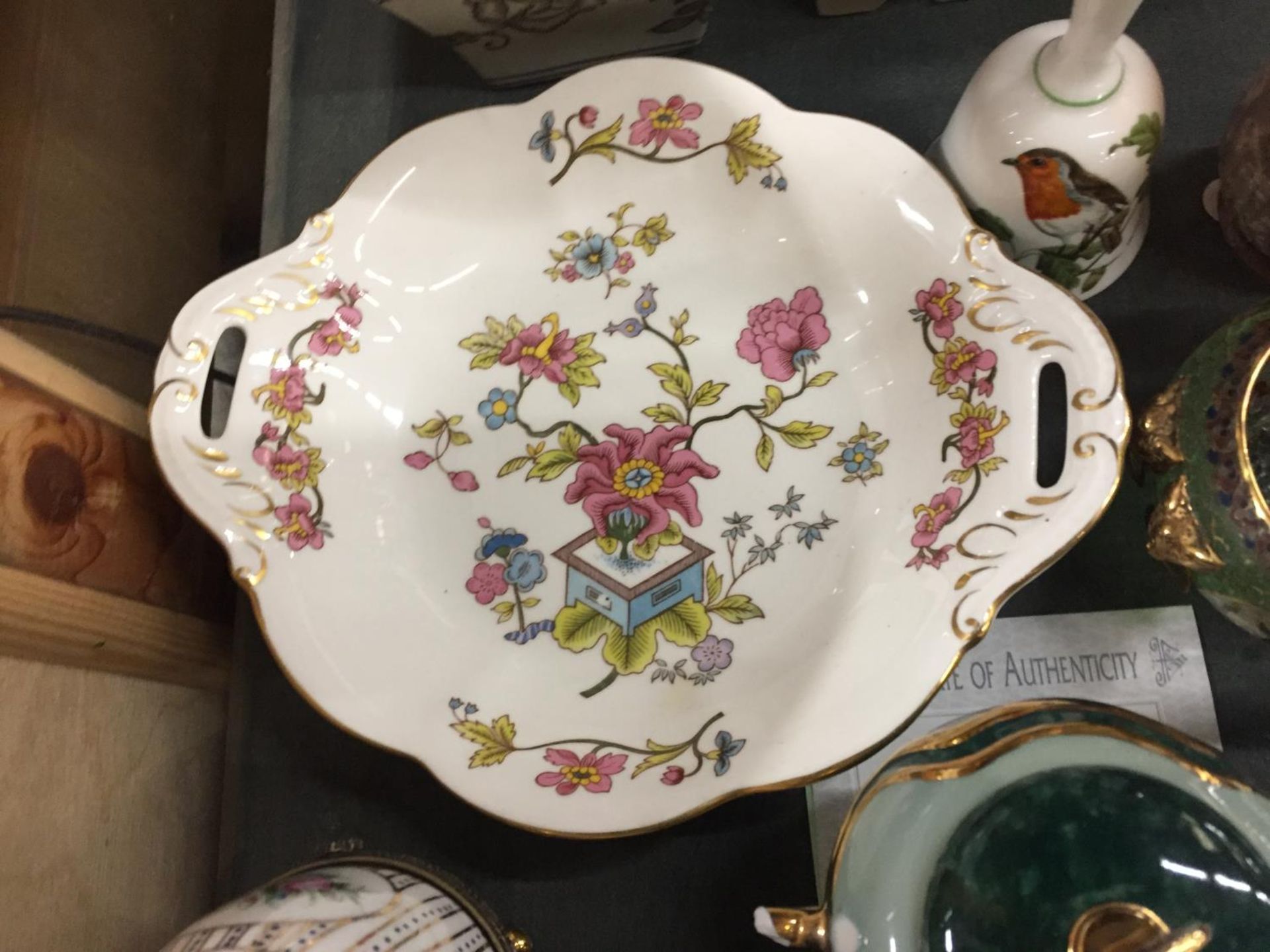 A QUANTITY OF CERAMIC ITEMS TO INCLUDE VILLEROY AND BOCH PIN DISHES, A ROYAL WORCESTER QUEEN - Image 3 of 7