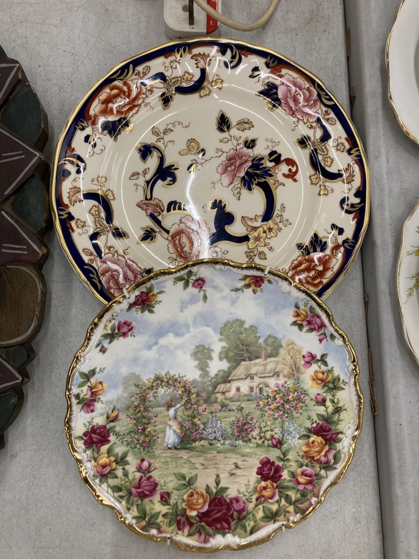 A QUANTITY OF CHINA AND CERAMICS TO INCLUDE A ROYAL ALBERT 'OLD COUNTRY ROSES' VASE AND CABINET - Image 2 of 3