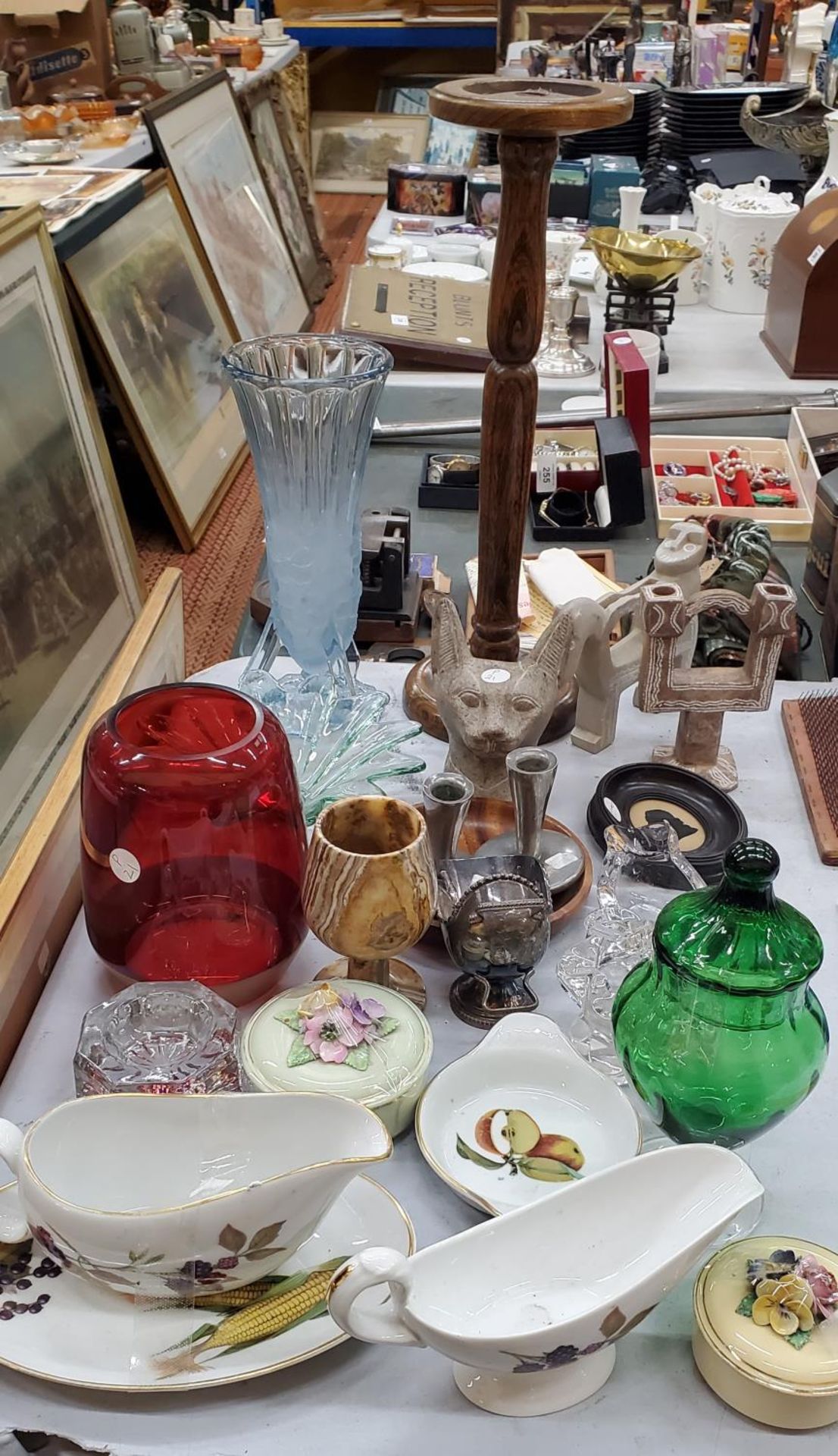 A LARGE MIXED LOT TO INCLUDE GLASS VASES, ROYAL WORCESTER 'EVESHAM', STONEWARE MODELS, A LARGE