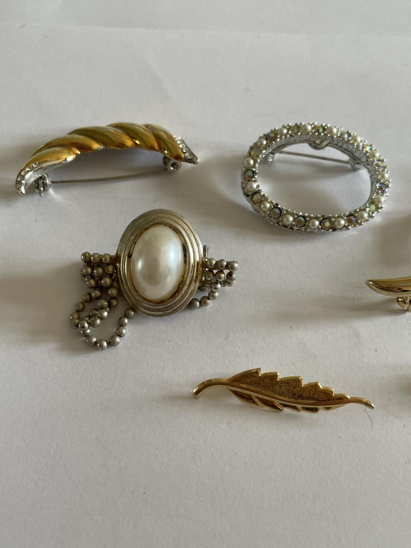 SEVEN VARIOUS BROOCHES - Image 2 of 4