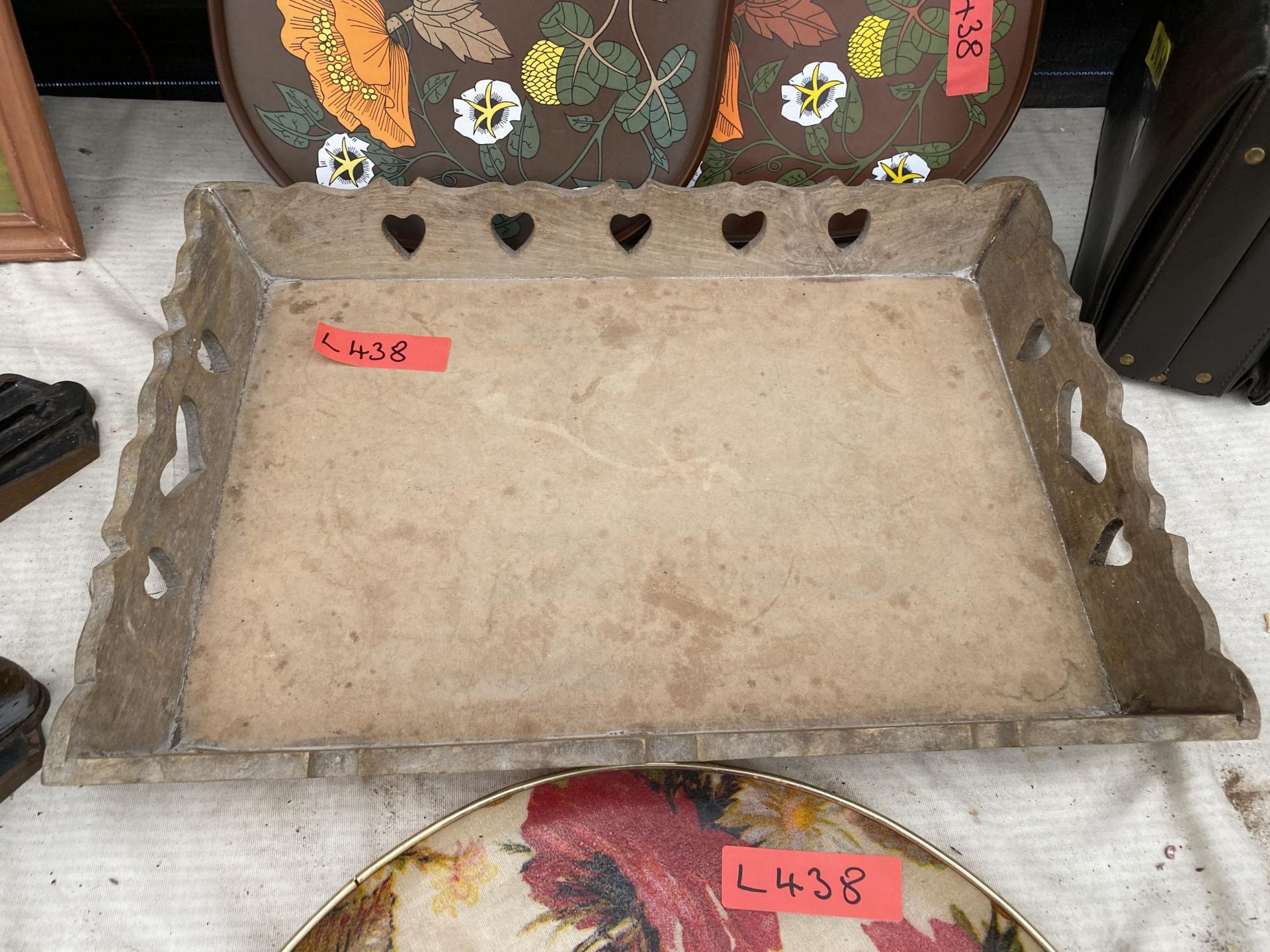 AN ASSORTMENT OF VINTAGE AND RETRO TRAYS - Image 3 of 4