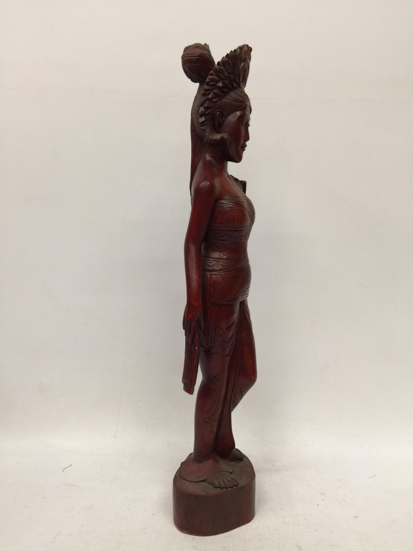 A VINTAGE CARVED WOODEN TRIBAL FIGURE - Image 2 of 3