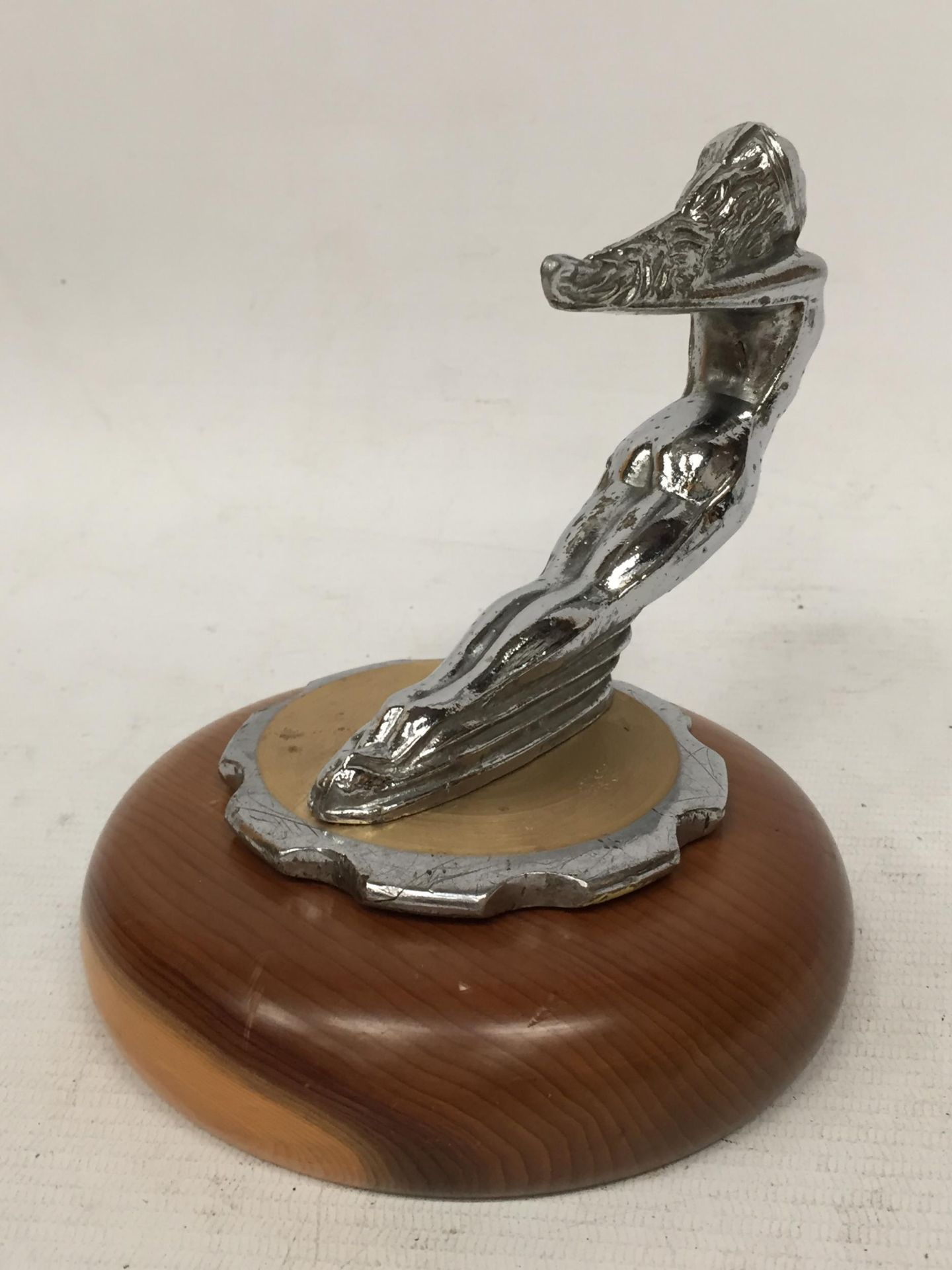 A NUDE LADY CHROME EFFECT CAR MASCOT ON WOODEN BASE - Image 3 of 5