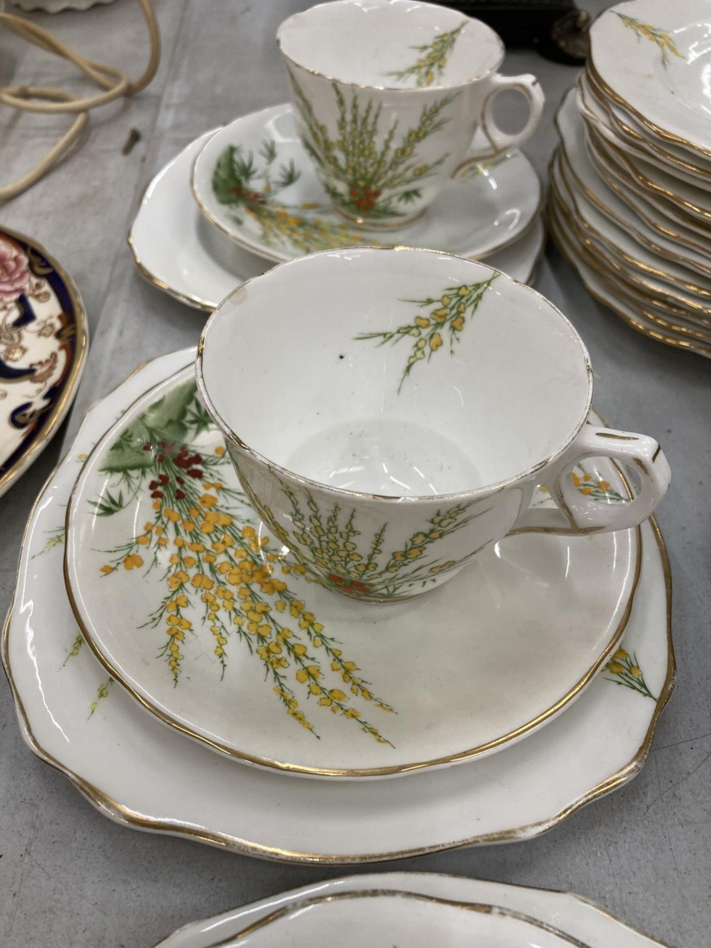 A VINTAGE ROYAL STAFFORD 'BROOM' TEASET TO INCLUDE PLATES, BOWLS, A SANDWICH TRAY, CUPS, SAUCERS, - Bild 3 aus 4