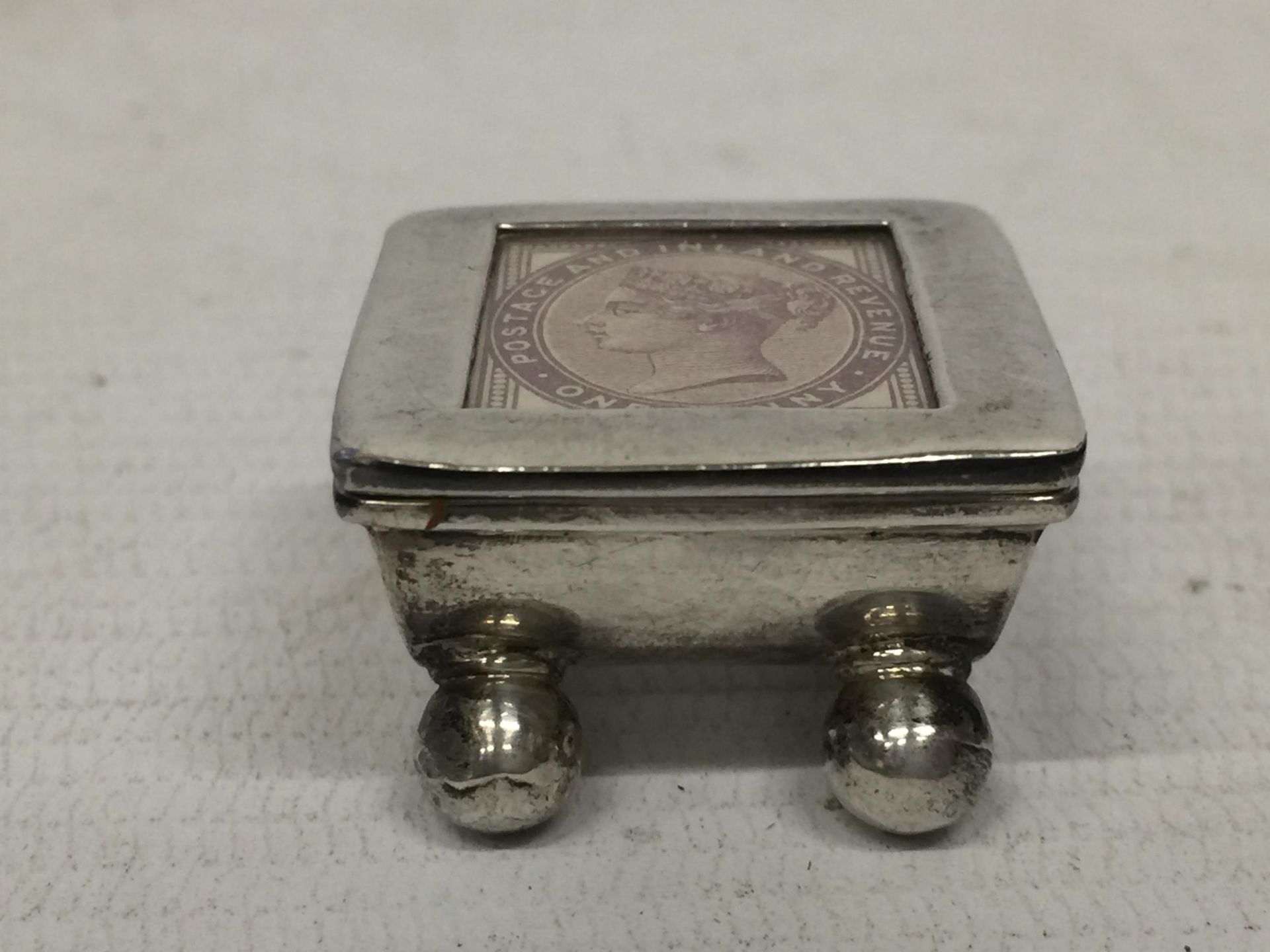 A SILVER TRINKET BOX WITH AN INLAID PENNY STAMP - Image 2 of 4