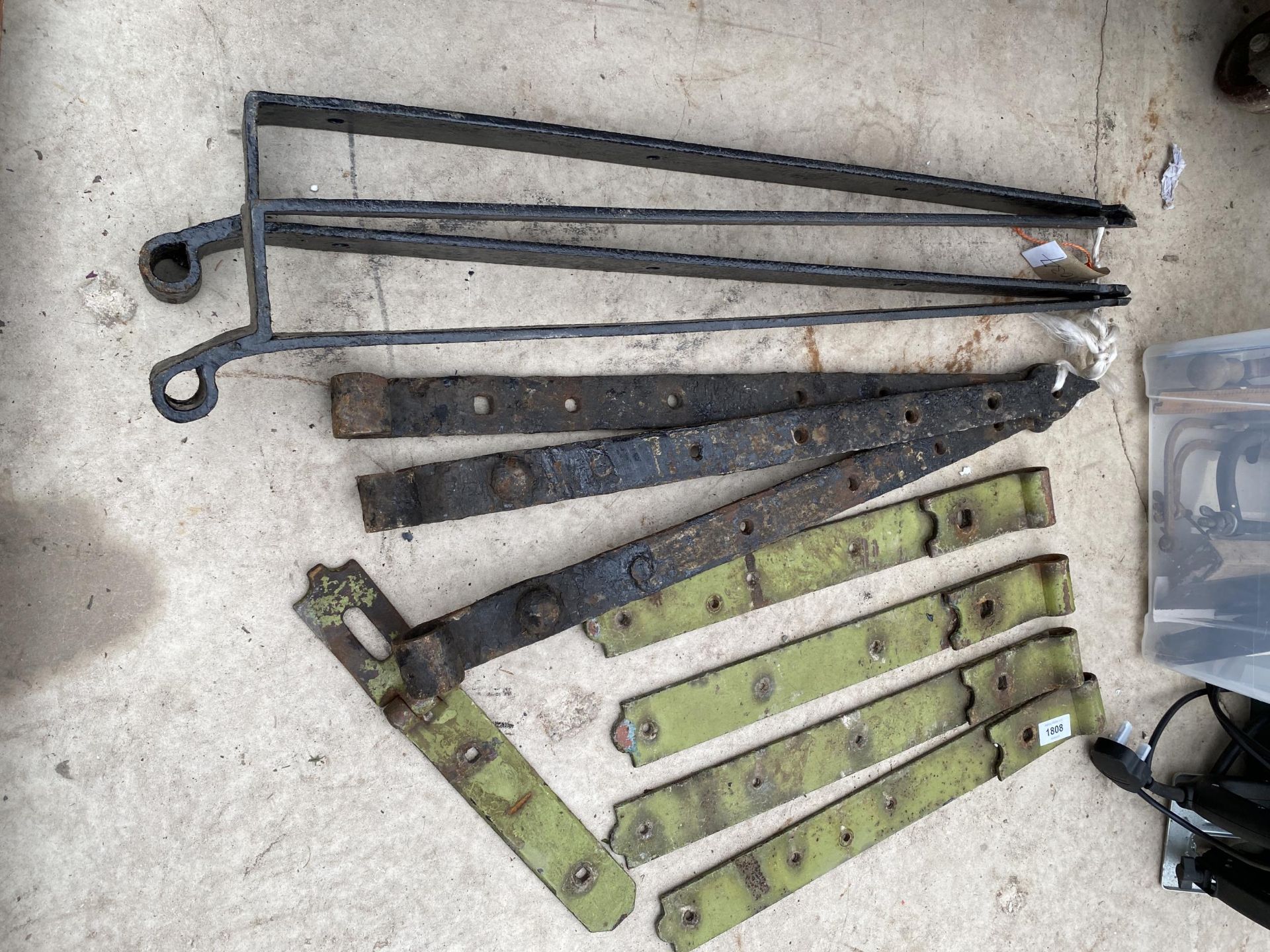 AN ASSORTMENT OF HEAVY DUTY METAL GATE HINGES - Image 2 of 2