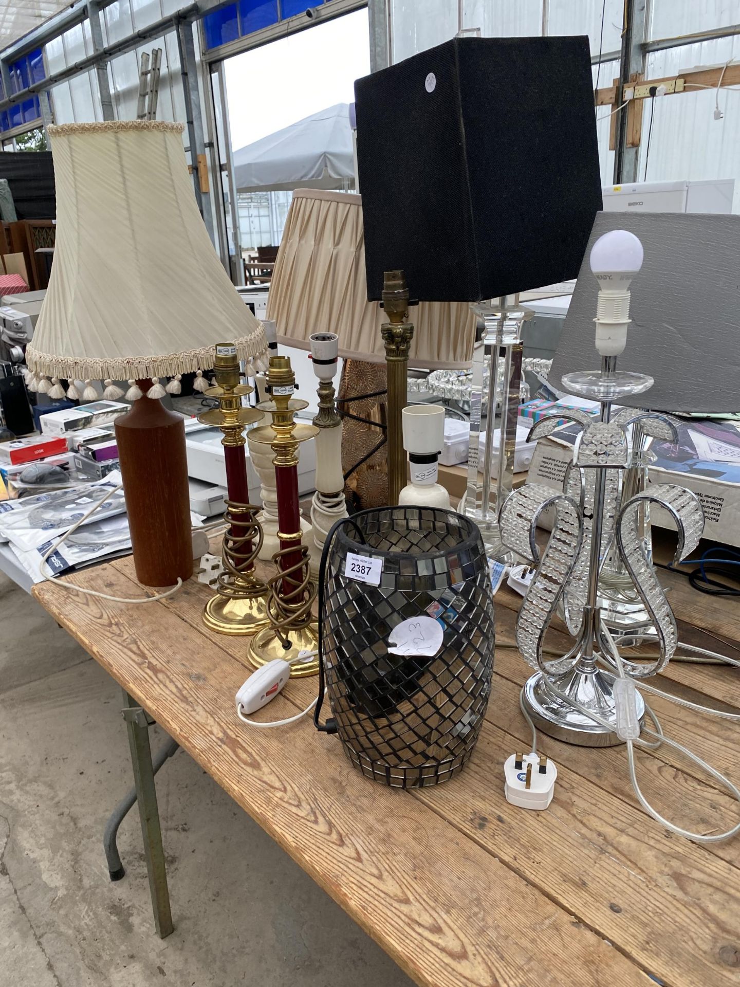 AN ASSORTMENT OF VARIOUS TABLE LAMPS