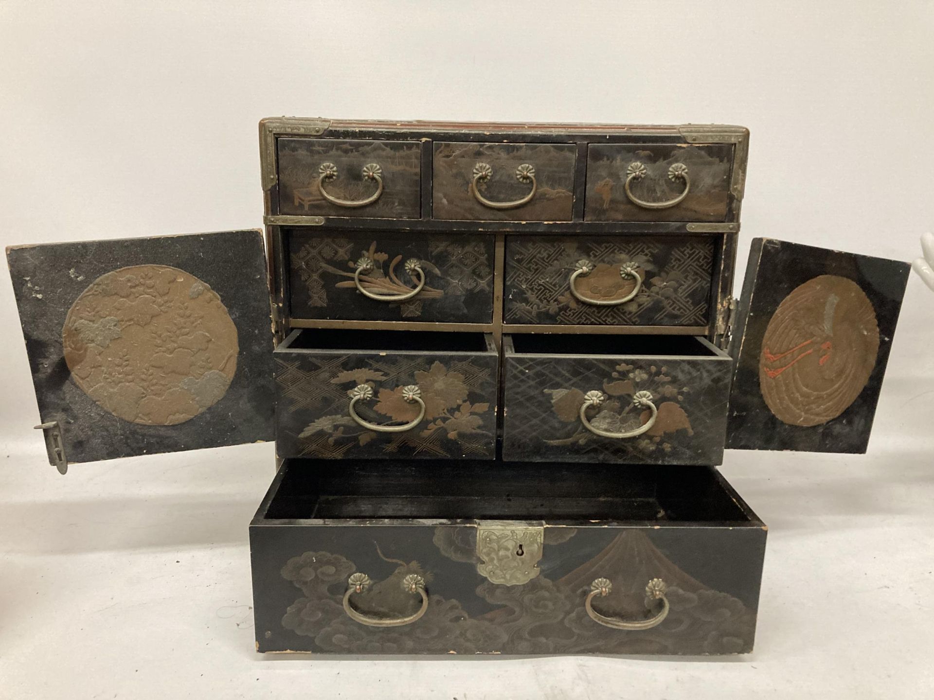 A JAPANASE MEIJI PERIOD TABLE TOP CABINET WITH BRASS MOUNTS, TWIN DOORS AND INNER DRAWERS - Image 4 of 8