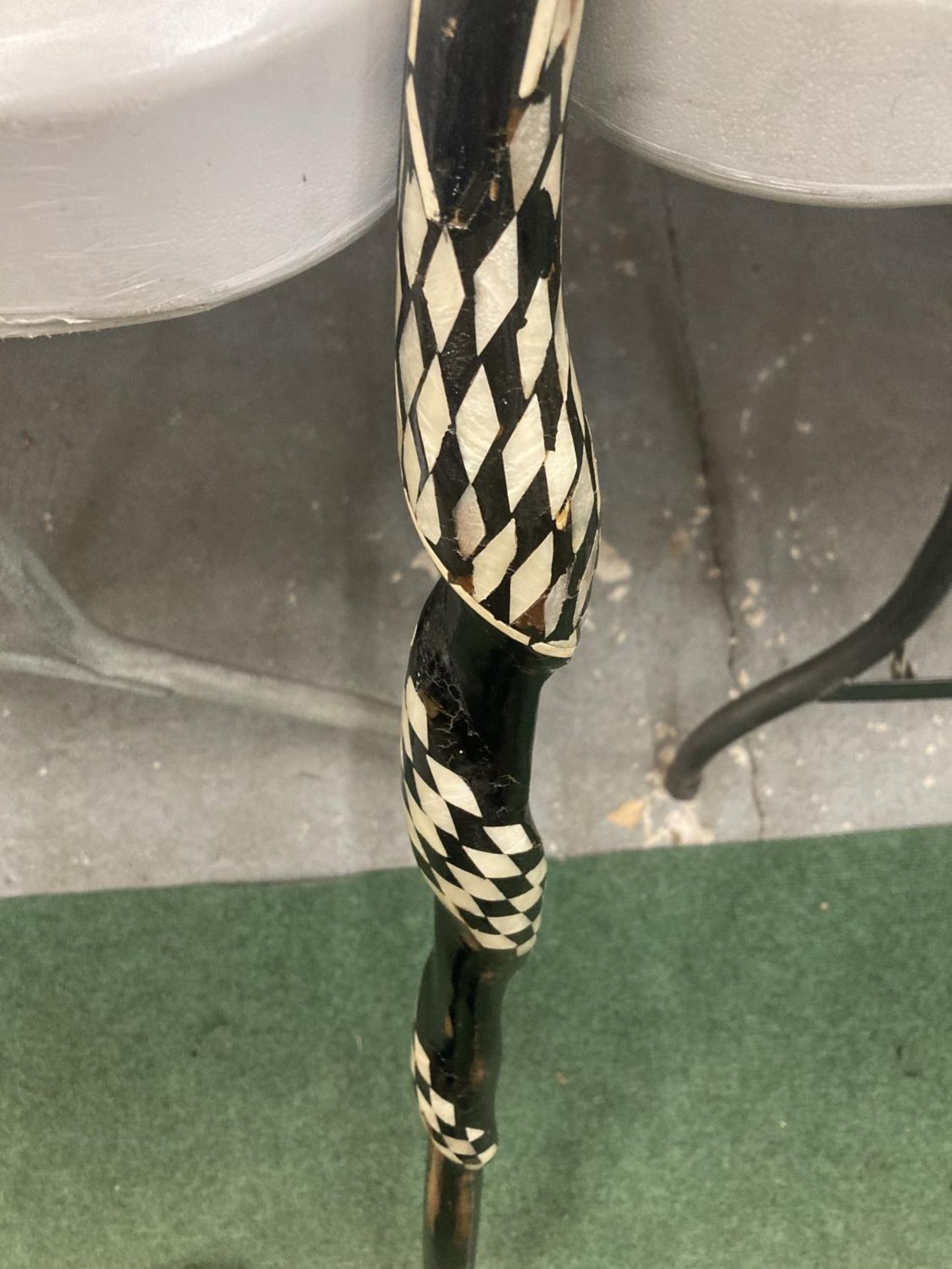A WOODEN TWISTED SNAKE WALKING STICK WITH INLAID MOTHER OF PEARL - Bild 4 aus 4