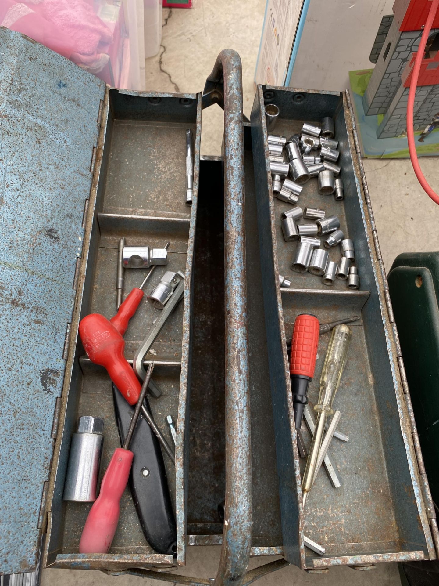 A CLARKE ARC WLEDER, WELDING MASK, AND A METAL TOOL BOX WITH AN ASSORTMENT OF HAND TOOLS ETC - Image 6 of 6