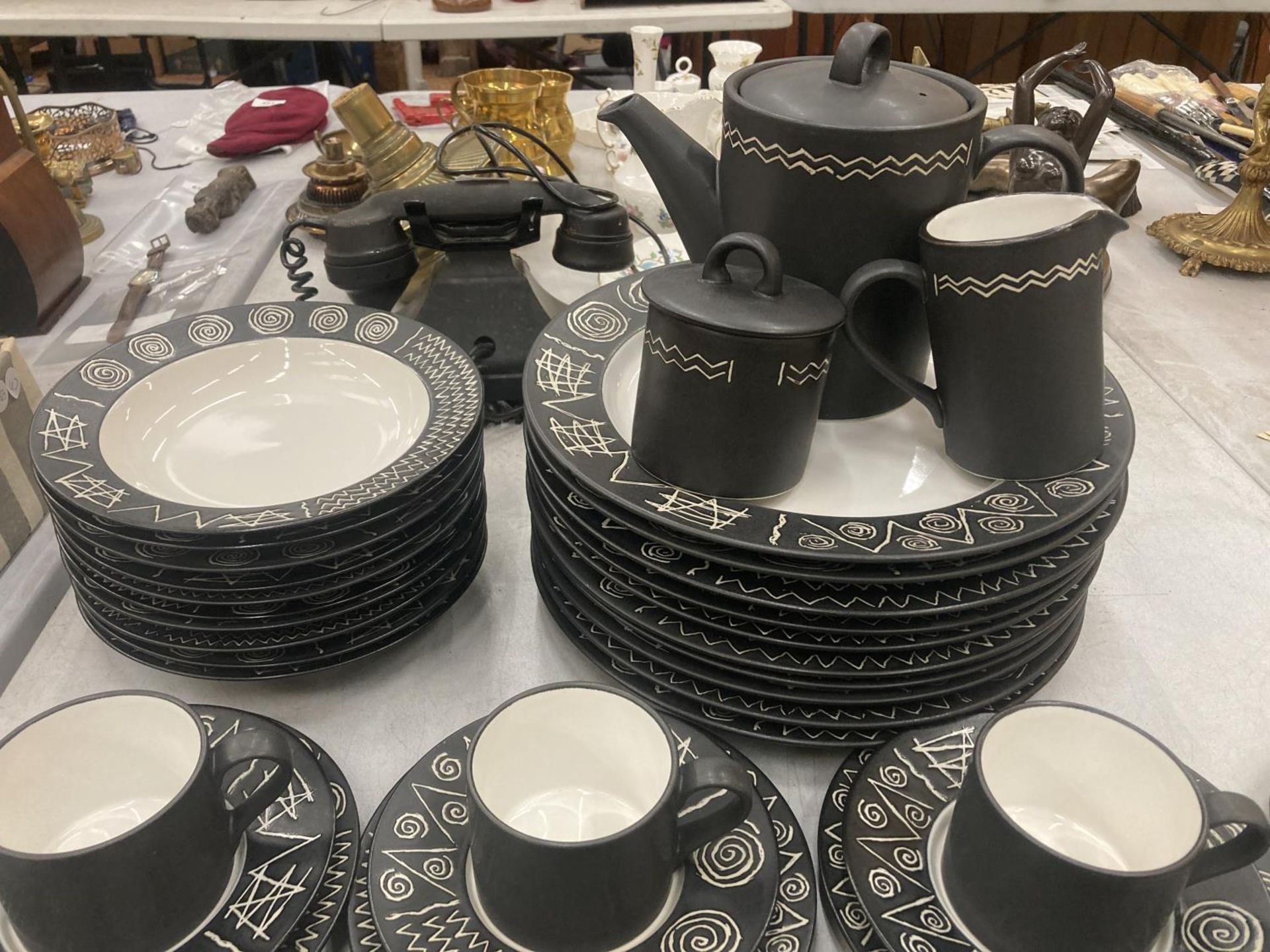 A HABITAT 'SCRAFFITO' DINNER SERVICE TO INCLUDE VARIOUS SIZES OF PLATES, BOWLS, A TEAPOT, SUGAR - Image 4 of 5