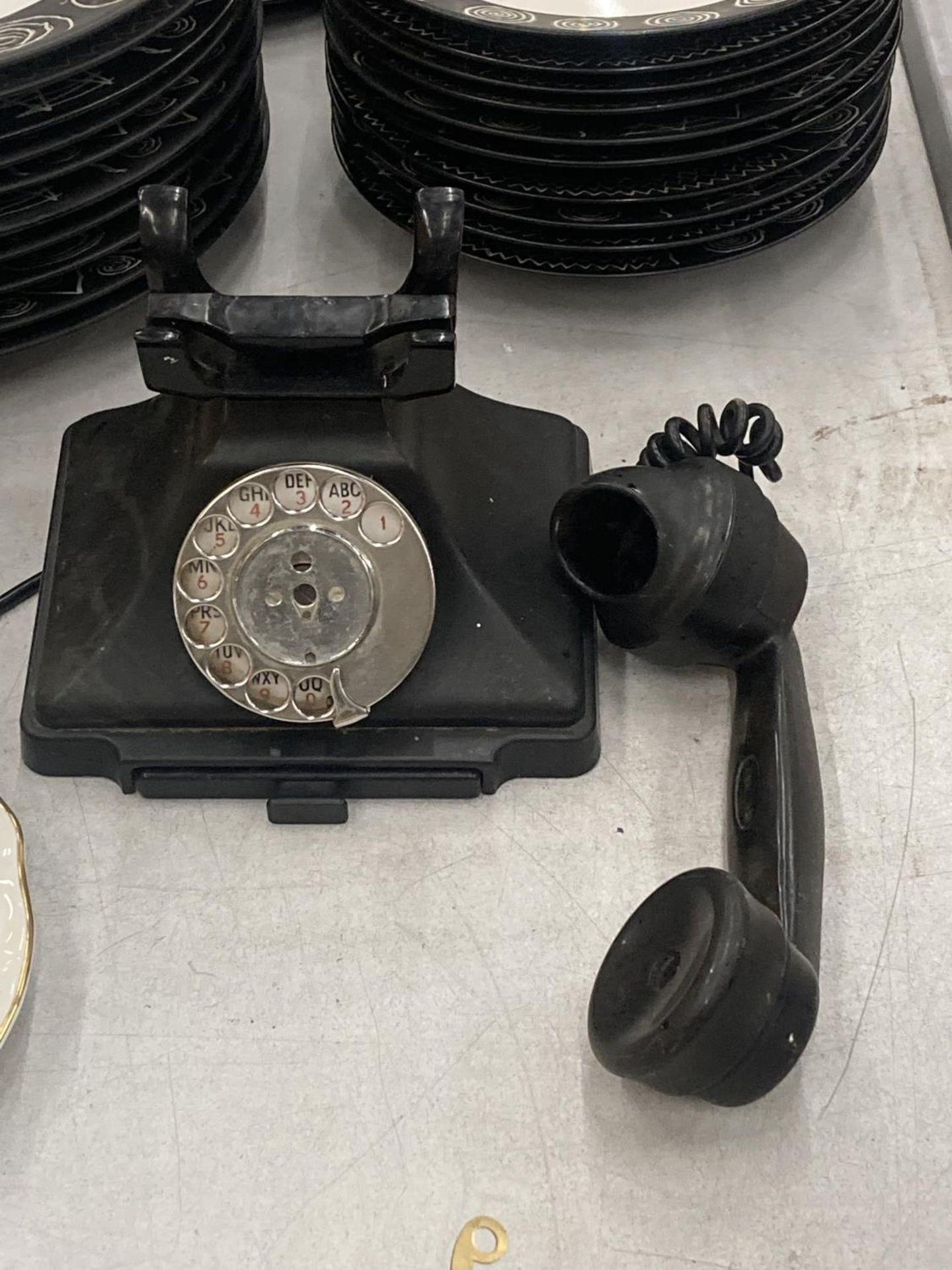 A VINTAGE BAKELITE TELEPHONE WITH DRAWER - Image 3 of 4