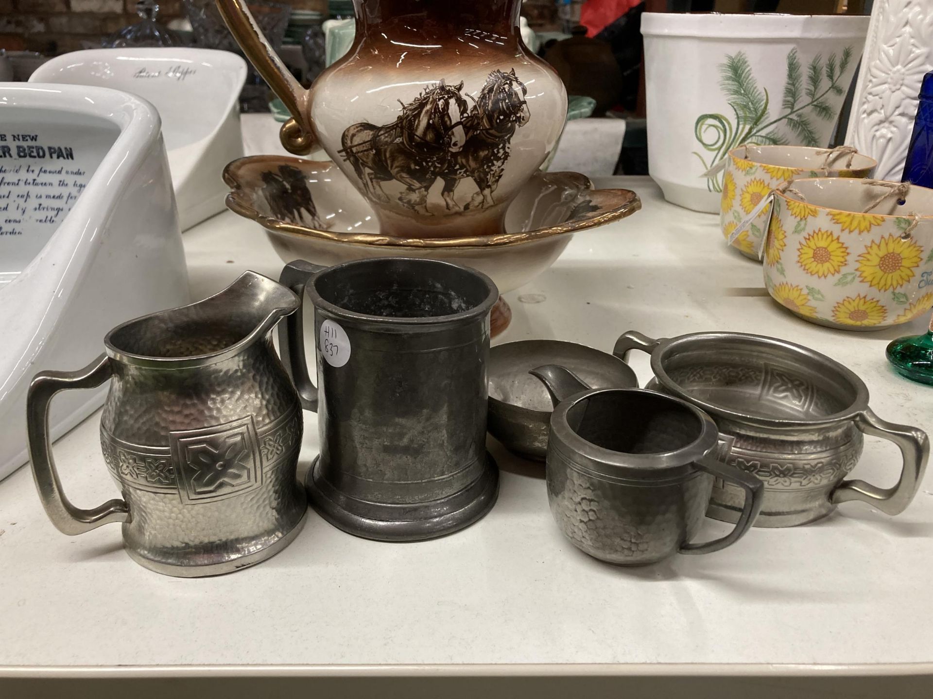 TWO VINTAGE WASH JUG AND BOWL SETS AND A SMALL GROUP OF PEWTER ITEMS - Image 2 of 5