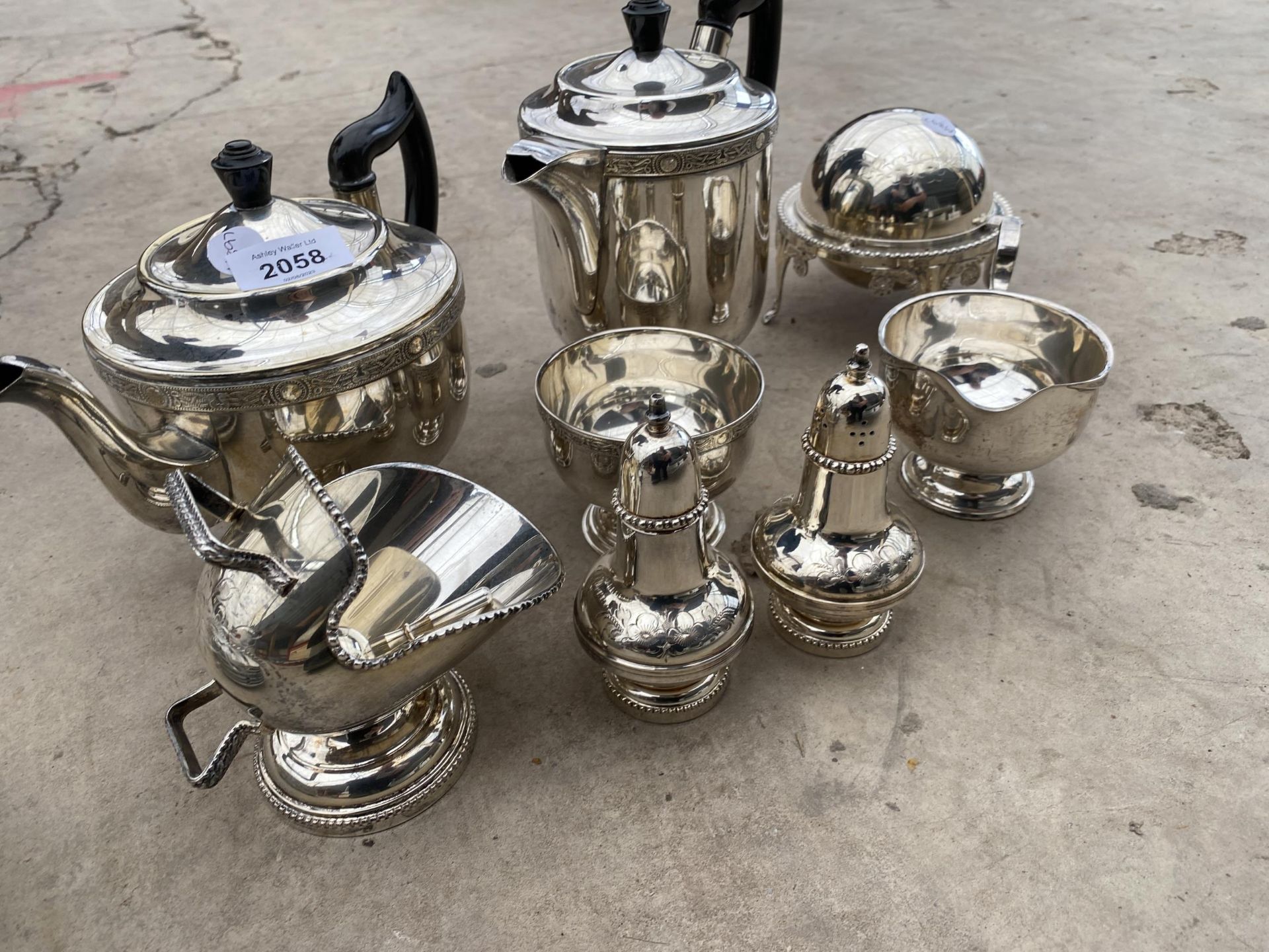 AN ASSORTMENT OF SILVER PLATED ITEMS TO INCLUDE A TEAPOT, COFFEE POT, SUGAR BOWL AND MILK JUG ETC - Bild 2 aus 3