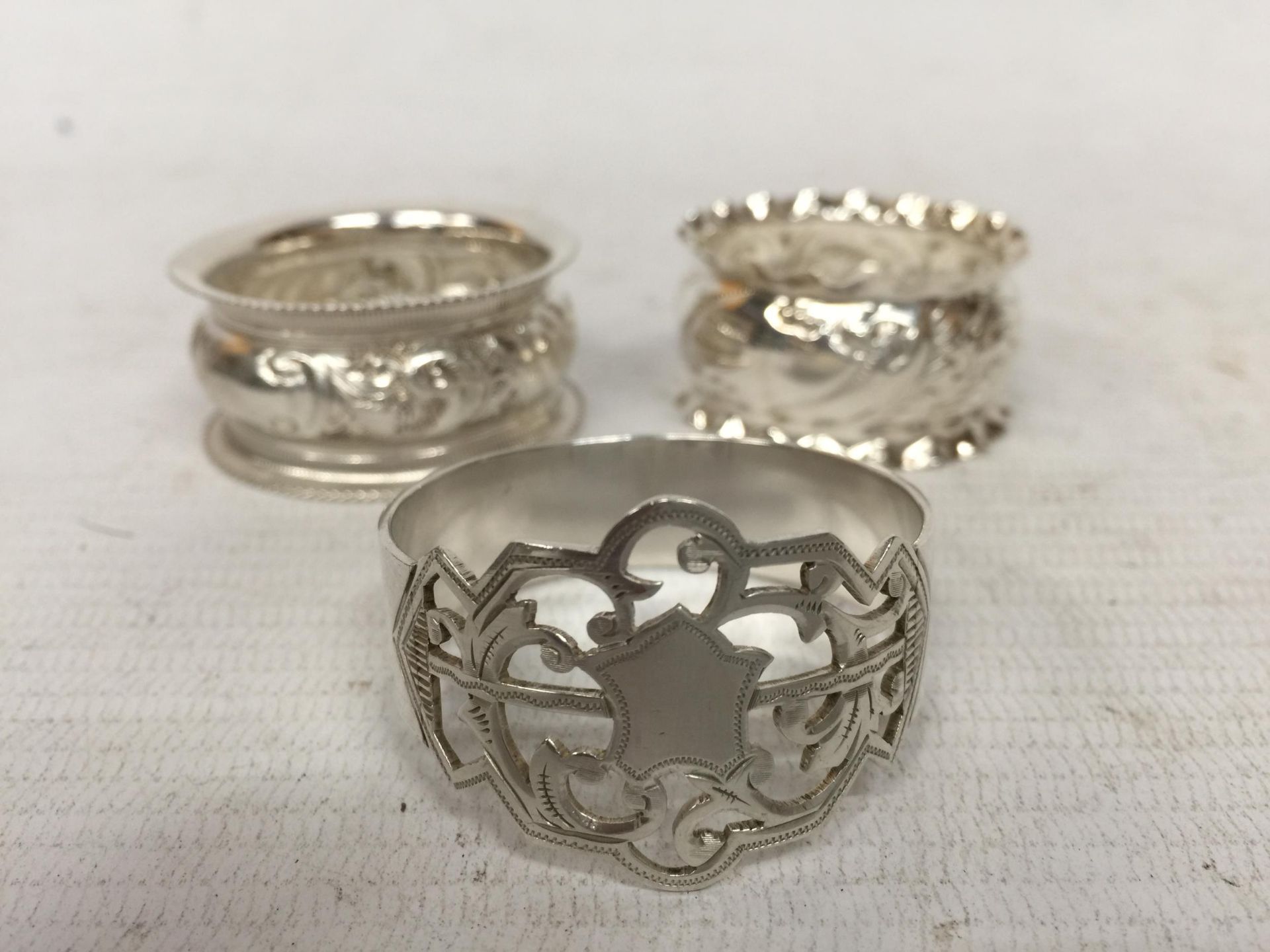 A COLLECTION OF EIGHT ASSORTED HALLMARKED SILVER NAPKIN RINGS - Bild 2 aus 5