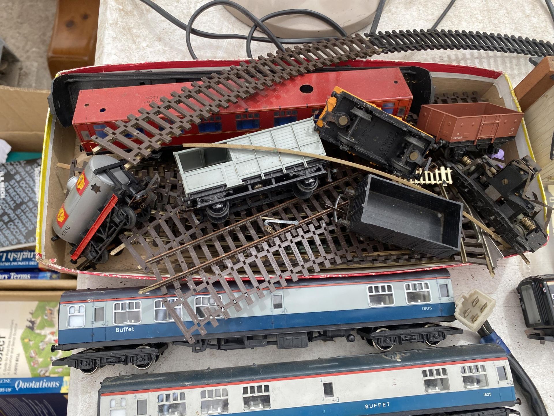 AN ASSORTMENT OF MODEL TRAIN ITEMS TO INCLUDE TRACK, TRAINS AND CARTS, TO ALSO INCLUDE SOME TRI- - Image 2 of 3