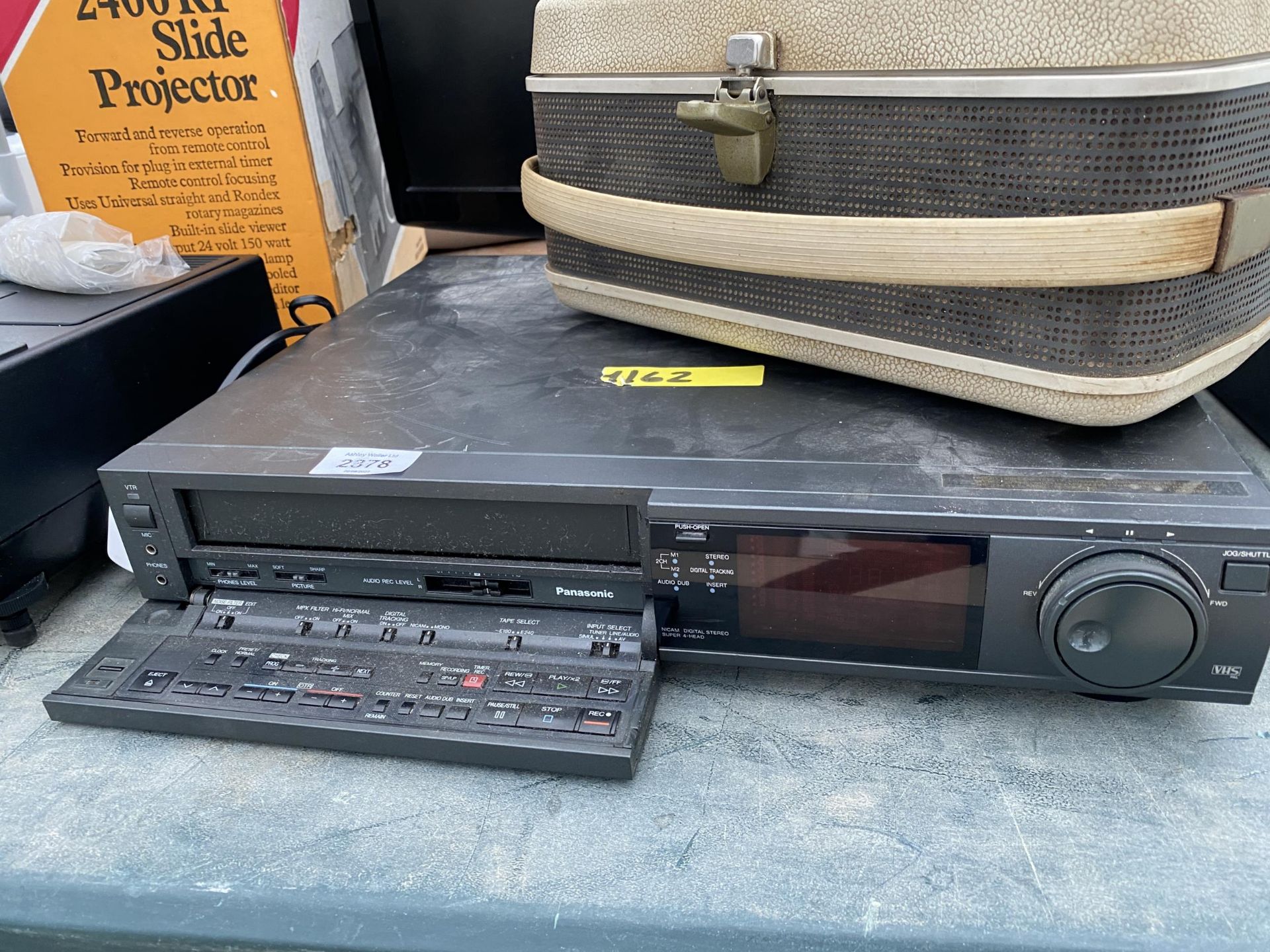 AN ASSORTMENT OF ITEMS TO INCLUDE A SLIDE PROJECTOR, A GRUNDIG TAPE TO TAPE PLAYER AND AN ACER - Image 2 of 5